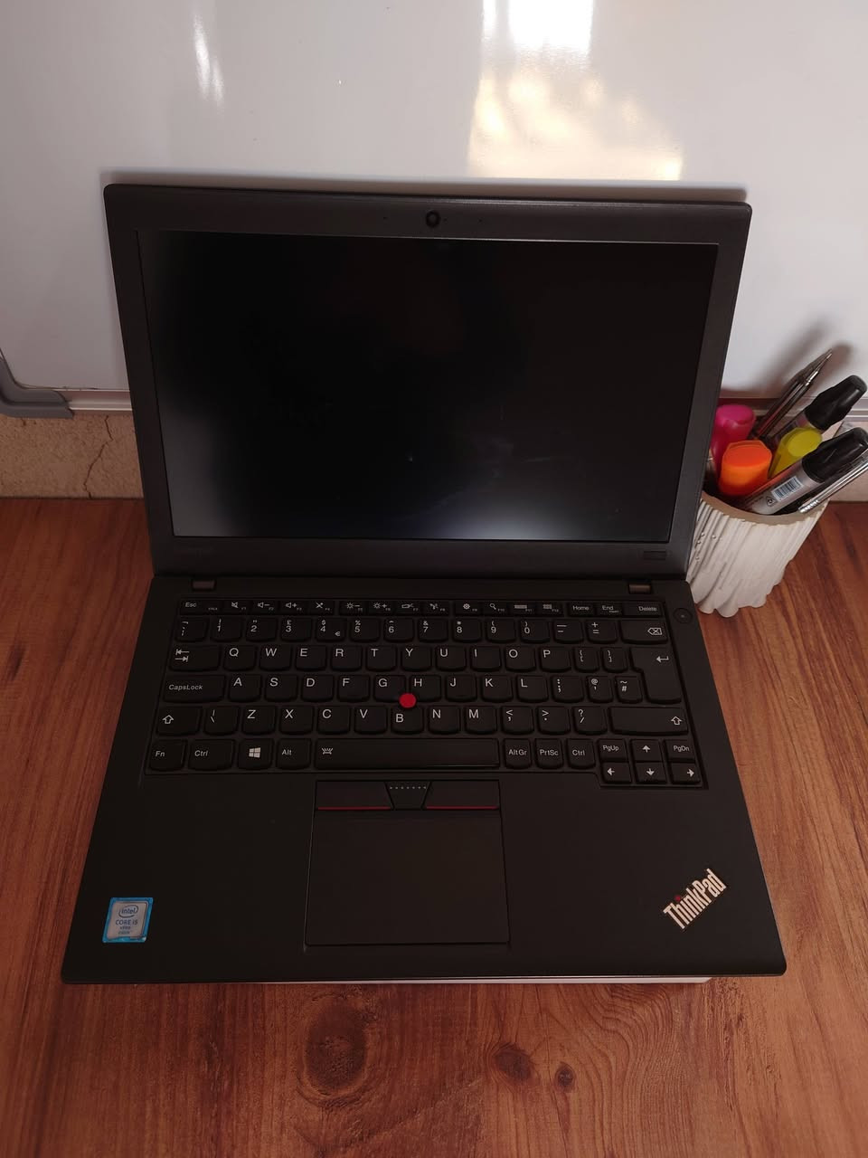 لابتوب (LENOVO X260)
لابتوب (LENOVO X260) 
المواصفات:
معالج بيانات INTEL CORE i5 _6300U  معالج مناسب للاستخدام الشخصي والتصفح والاعمال البسيطة،
كارت شاشة مدمج داخلي Intel HD (520) 
حجم الشاشة (12.5) بوصة 
الدقة : 1366X 768
الذاكرة والتخزين 🧠:
8 GB RAM DDR4
256 GB SSD 
البطارية : يستخدم تقنية Power Bridge (بطارية داخلية + بطارية خارجية) لتوفير عمر أطول ،
المنافذ والاتصال :
USB 3.0  ثلاث منافذ 
HDMI+ Mini Display port 
مدخل بطاقة SD CARD 
مدخل سماعة 3.5 MM 
+ كاميرا امامية 720B HD
الوزن حوالي 1.3 خفيف للاستخدام المدرسي والتنقل ، تصميم قوي وأعتمادي
السعر180 وبي للتواصل واتساب *********** أو الاستفسار على الخاص.
