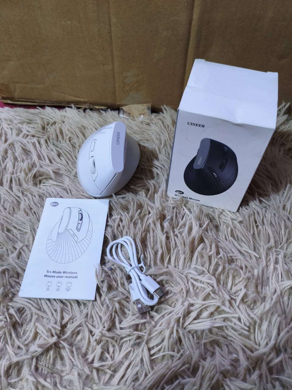 ماوس ماركة Uineer مصمم لتحسين الراحة وتقليل إجهاد المعصم.
الاتصال: يدعم الاتصال اللاسلكي عبر بلوتوث (Bluetooth 5.0/4.0) بالإضافة إلى مستقبل USB-A بتردد 2.4 جيجاهرتز. 
الشحن والبطارية: قابل لإعادة الشحن باستخدام كابل USB-C ويتميز بوجود مؤشر لمستوى البطارية لمعرفة حالة الطاقة. 
المميزات التقنية: يحتوي على مستويات DPI قابلة للتعديل (800، 1200، 1600، 2400) لتحديد سرعة الحركة المطلوبة. 
التصميم: يتميز بتصميم عمودي يتيح وضعية يد طبيعية ومريحة أثناء الاستخدام الطويل. 
جديد و شرط الفحص 
متوفر توصيل لكافة المحافظات


**إذا كنت صاحب هذا الإعلان وتريد حذفه لأي سبب، رجاءا أرسل رسالة إلى الدعم الفني**