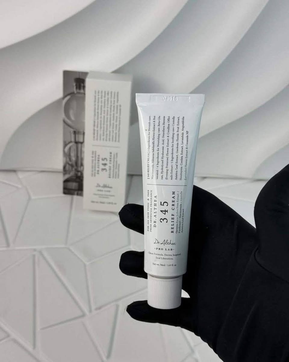 Dr. Althea 345 Relief Cream كريم دكتور الثيا
كريم د. ألتيا 345 ريليف🔥 هو مرطب لطيف ومرطب مصمم لتهدئة🩵 وحماية البشرة الحساسة أو المتهيجة❄️❄️. تم تركيب هذا الكريم بمستخلص سنتيلا اسياتيكا الذي يساعد على تهدئة الاحمرار والالتهابات، بينما يضمن ملمسه الخفيف امتصاصاً سريعاً دون ترك أي بقايا دهنية. يحتوي المنتج أيضاً على مزيج❄️🩵 من المستخلصات النباتية لتوفير ترطيب طويل الأمد وتقوية حاجز البشرة الطبيعي.🌸
مثالي للاستخدام اليومي، حيث يعزز مرونة البشرة، ويقلل من الجفاف، ويعزز بشرة أكثر صحة وإشراقاً

تـــــــوصيــــــ🚗ــل بغـــــداد 5 محــافظات 6


**إذا كنت صاحب هذا الإعلان وتريد حذفه لأي سبب، رجاءا أرسل رسالة إلى الدعم الفني**