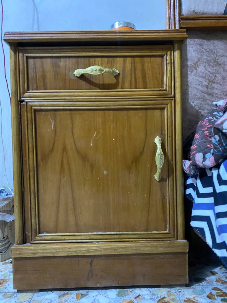 السلام عليكم
غرفة نوم للبيع شغل خاص نظيفه ومابيها اي ضرر صار اقل من سنة من اخذتها سبع قطع العنوان بغداد الاعلام 
ب 900 
***********
