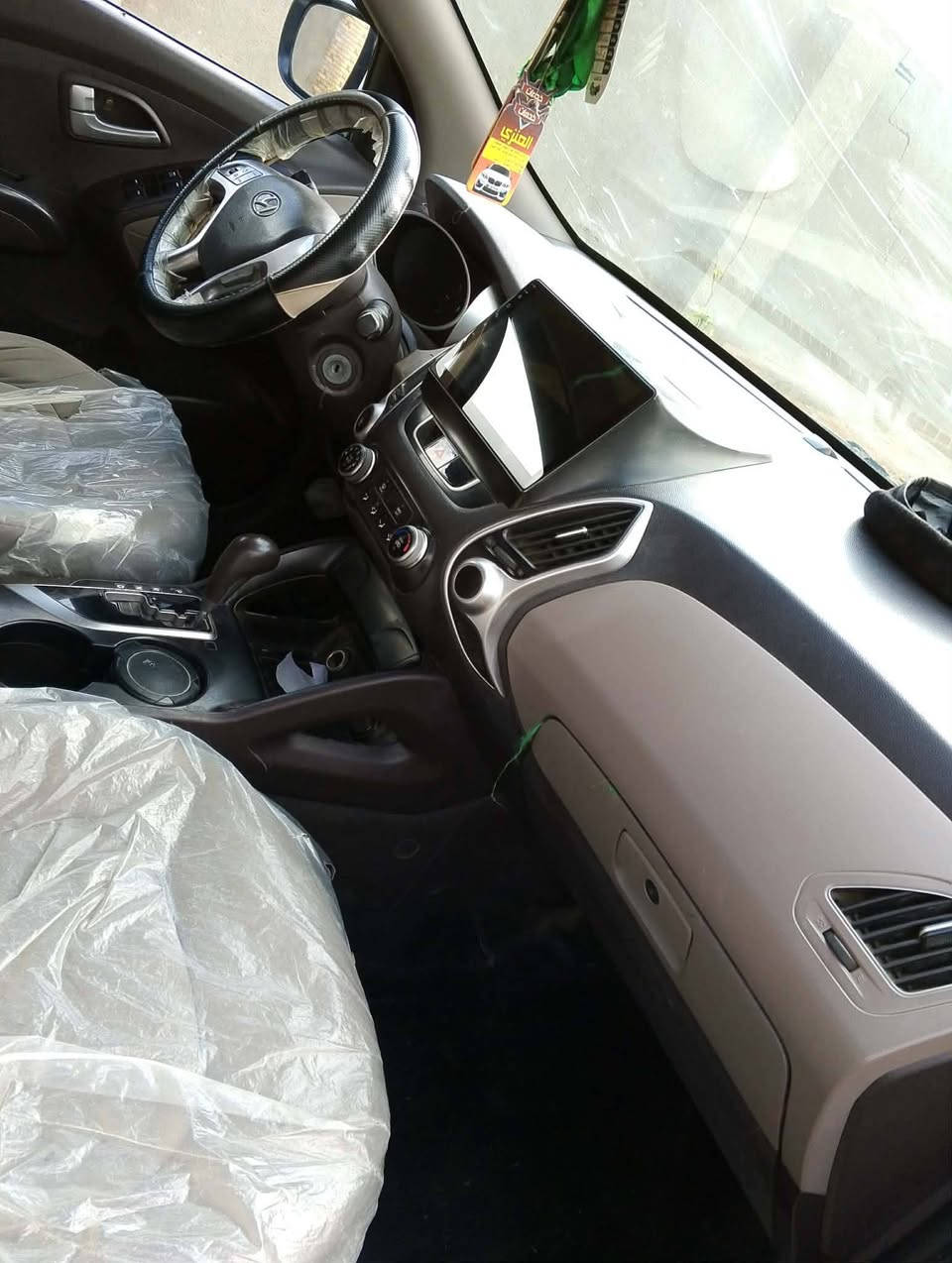 السلام عليكم 
 توسان موديل   13  خليجي حلووة كلش بس بيهة شوية ملاحظات بالكشر ومصلحن 
مواصفات ..محرك ٢٠٠٠
كامرة ....
وغيرهة من مواصفات المعروفة 
كلشي ما ناقصهة 
صدر جديد امامي خلفي 
تخم تاير جديد
 
امانة الله عل خير للياخذهة لان كلش ترايهة حلو 
السعر لمطلوب155وبيه مجال
الاتصال     ***********
مكان سياره بابل سده هنديه
وكل الهلة بيك
