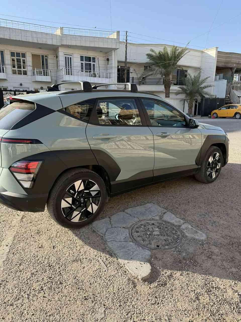 كونا 24 ماشيه 14 الف كيلو حادثها خشم البنيد فقط وصار عندي طخه بلباب اليمين الامامي وبدلتها بلاديه نفس اللون وموجوده الباب القديمه والباقي حتى من الشخط مكفول لغد شاصي مكفول 
رقم بغداد بأسمي 
موصفاتها بصمه شاشه متصله تبريد قطعتين كرسي كهرباء رادرات نقطه عمياء 
 السياره جديده بمعنه الكلمه 
محرك 2000
لونها مميز 
رقم بغداد 
مكانها بغداد حي الاعلام 
السعر 185 وبيها مجال 
للاستفسار ***********
