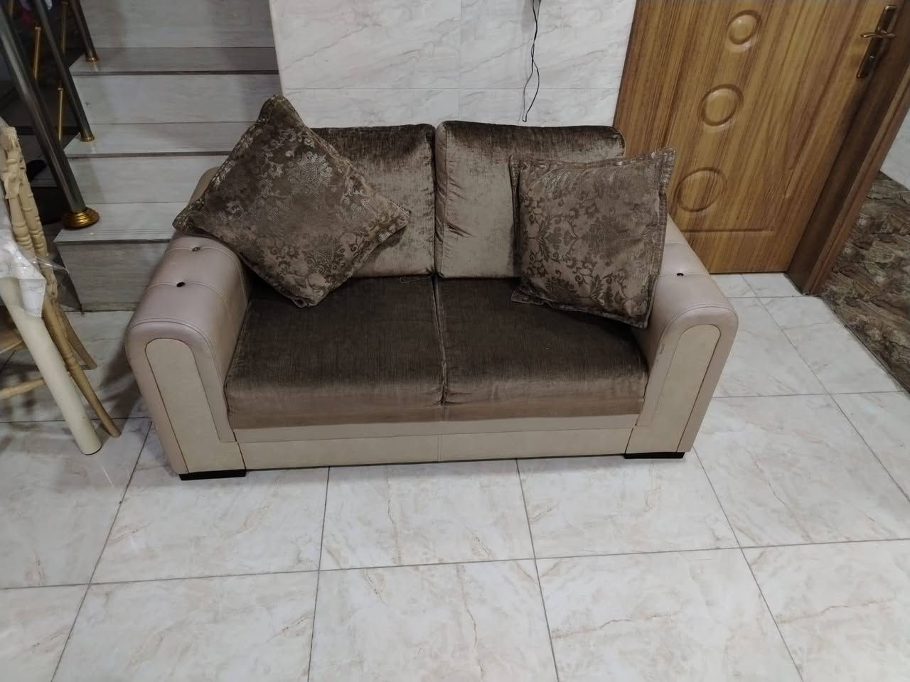 السلام عليكم ورحمة الله وبركاتة ديوان طخم للبيع السعر 250وبيه مجال عنوان موصل حي البكر قرب مطعم بيت جدي للاستفسار *********** @إشارة
