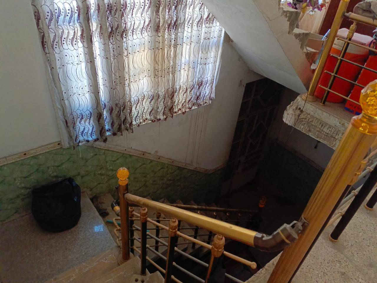 سلام عليكم  دار طابقين بالسفير قرب أسواق أبو كاظم القريشي فرع الرابع ركن للبيع المساحه ١٨٠ متر لواجه 12 متر ونزال 15 اريده ١١٥  وبيه مجال البيت ركن وتكدر تسويه بيتين ينقسم الاتصال وت ساب عله هذه رقم  ***********
