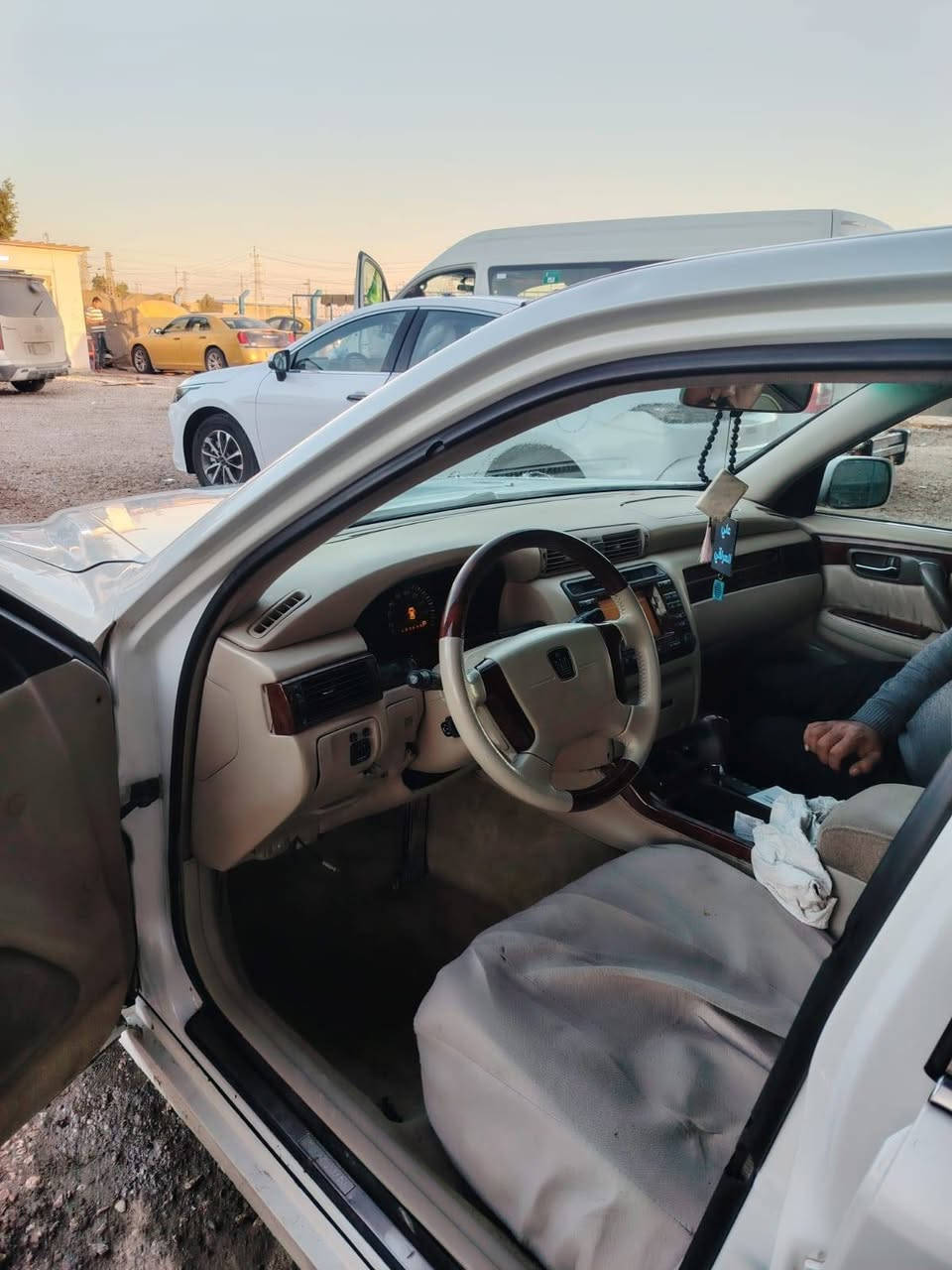 السياره ملكه للبيع
موديل ٩٩ 
شاصي ٧٥
ديفور الكبير
اربع دكم
داخل جلد بيجي 
تبريد خلفي 
ثلاجه 
كامره 
بلاتوث
لايت زنون
الون ابيض صدفي 
رقم انكليزي صلاح الدين 
تريد مداور تريد وكاله 
سنويه تسقط شهر ١٢/ ٢٠٣٠
السعر ١٤٥ وبيها مجال بسيط 
مكان السياره بابل القاسم ع
رقم الهاتف ***********
