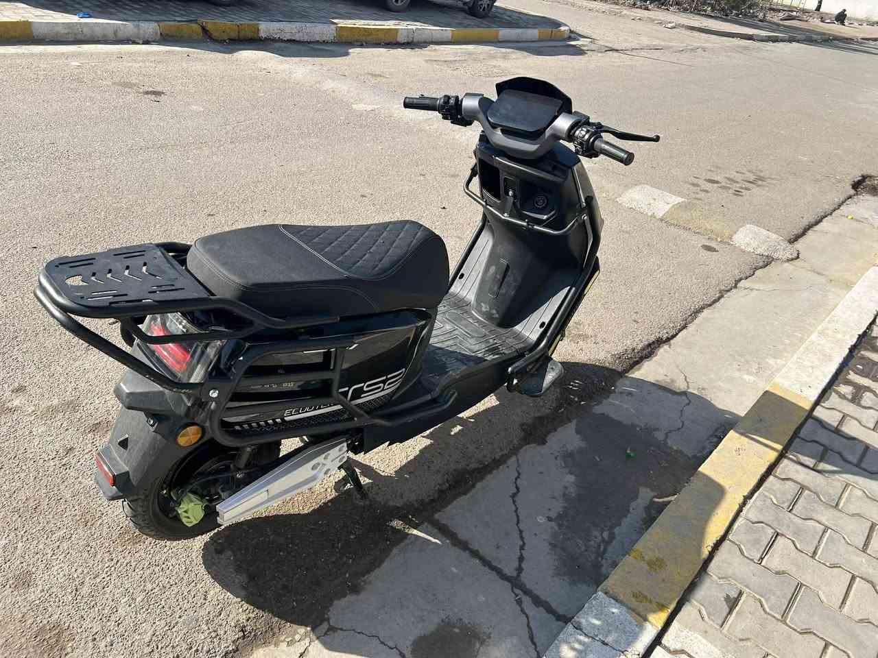 سلام عليكم دراجه شحن سكنس ام عيون فول موصفات دراجه جديده الله شهاد بس ما عرف اسوقه بطاريات جديده ويه صندوق ما شاده تجي تفحص تكلب سعره ٩٠٠الف بيه مجال ***********
