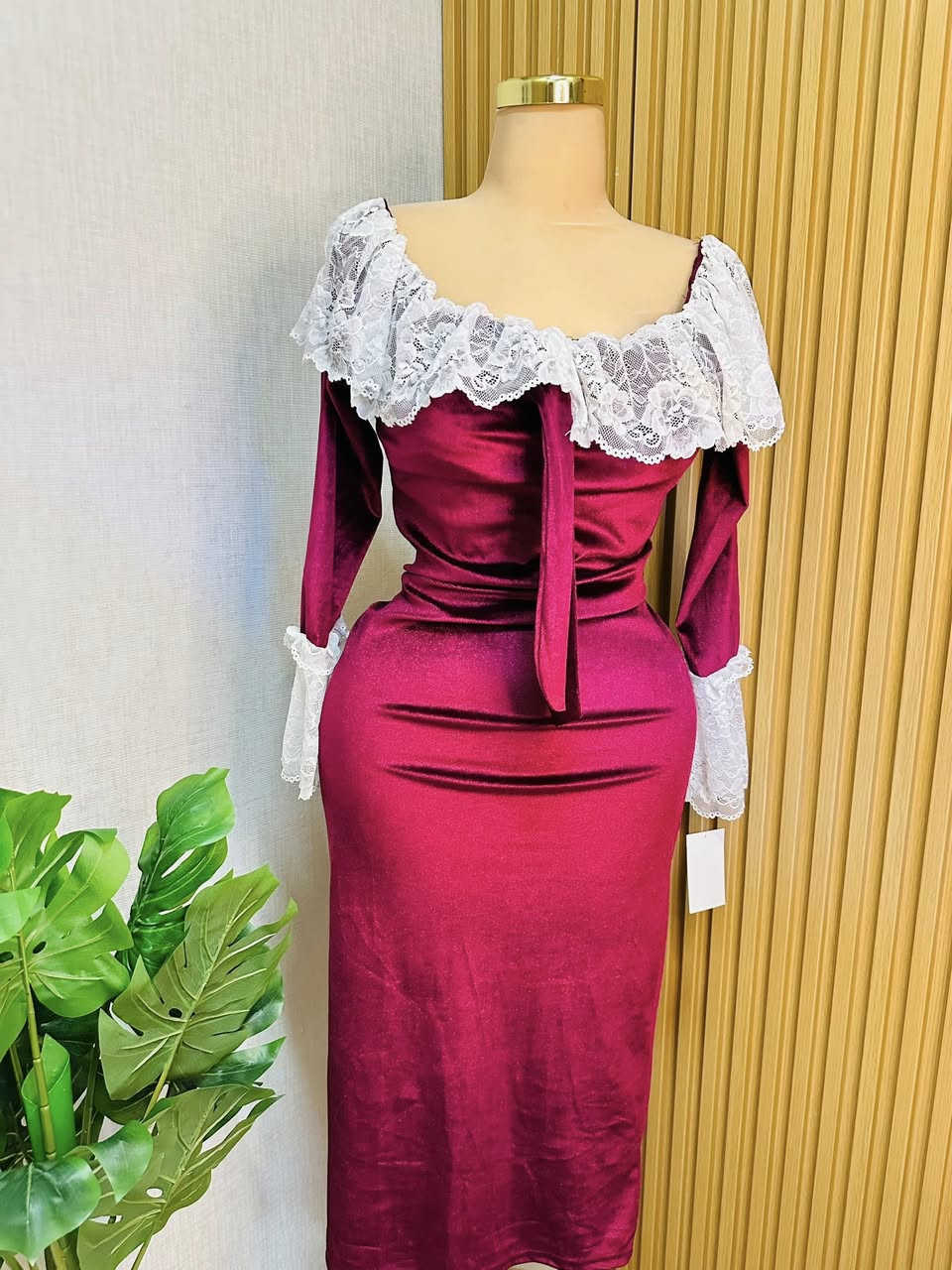 فستان موديل فكتوري ♥️
خامه قديفه مخمل 🔥 

قياس فري سايز يلبس من وزن 50 الى 85 

للحجز والاستفسار يرجى مراسله الصفحه
رقم هاتف واتساب ***********
توصيل بسماية 1000
بغداد 5000
محافضات 6000
يوجد دفع عن طريق الماستر كارد ✅💵
