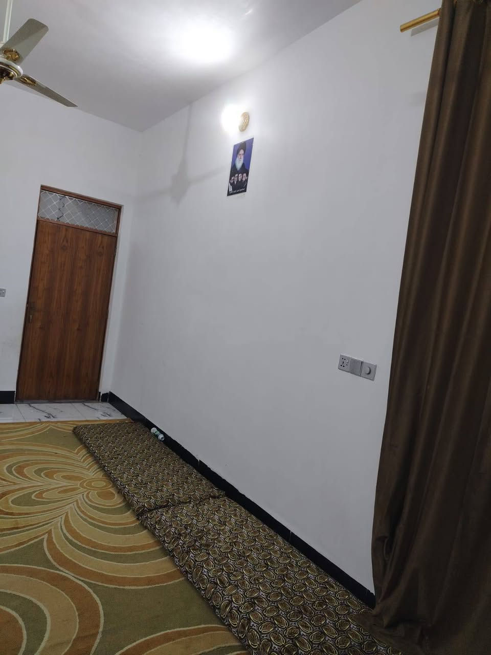 دار للبيع مساحة 150متر موقع كلش حلو شارعه11متر الساس صب كونكريت البناء طابوك السقف صب كونكريت بناء درجه اوله متعوب عليه يتكون من غرفتين وصاله ومطبخ وصحيات داخليه وخارجيه وستقبال 
السعر 63وبي مجال 
الاستفسار زورو مكتب الغريري شارع علكم ركن شارع حاتم الخير 
الرقم ***********سيد احمد 
الرقم ***********قاسم الغريري
