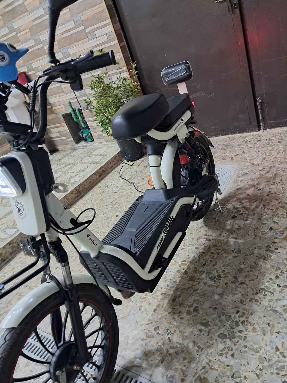 سلام عليكم دراجة شحن للبيع مكان بغداد الشعلة السعر 325وبيهة مجال الستفسار *********** نضيفة كاملة مابيه نقص الشاحنة ولبايدر ولزنجيل
