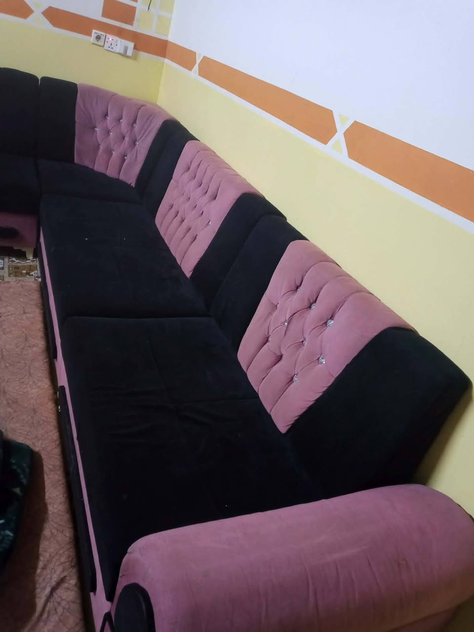 ديوان للبيع نضيف اي عيب مابيه السعر 150 وبيه مجال الشراي يخابر ***********
