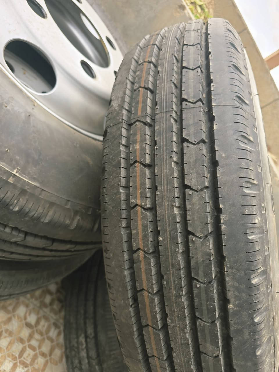 السلام عليكم تاير كنتر 2026 زيرو حجم 16 العدد 5 تايرات السعر 850 الف هاتف ***********
