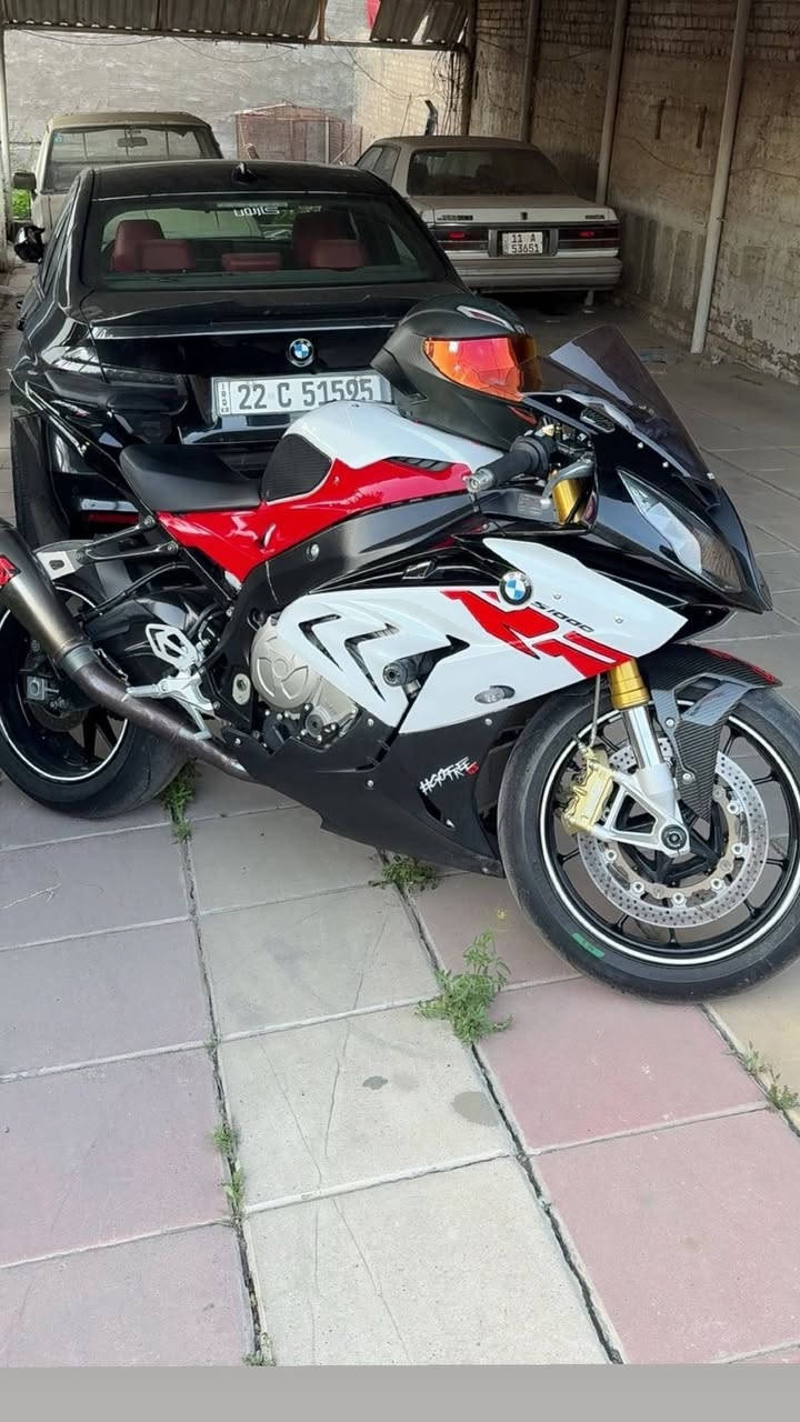 Bmw s1000rr 2018
10400 km ممشى الدراجه
الدراجه وارد يابان بدون حادث سويجين من اليابان 
الدراجه عليها 
Exhaust system acrapovic evolution race
Air filter sprint p08
Puig windscreen 
Acrapovic carbon fiber شيال 
Vortex rear sprocket 46/520
Vortex front sprocket 16/520
Ek Chain 520
Mirror block brocks carbon fiber
المودات slick,user
وياها اوراقها و كتلوك من الوكاله
قاعدة رقم من bmw
للاستفسار ***********
