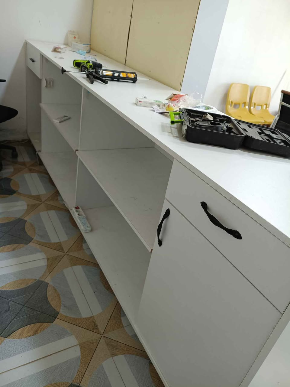 السلام عليكم 
١-ميز 3متر  +ملحق ميز صغير 
٢-رفوف عدد ٢ 
٣-كراسي 
للبيع بسعر مناسب 
للاستفسار *********** كركوك, العراق
