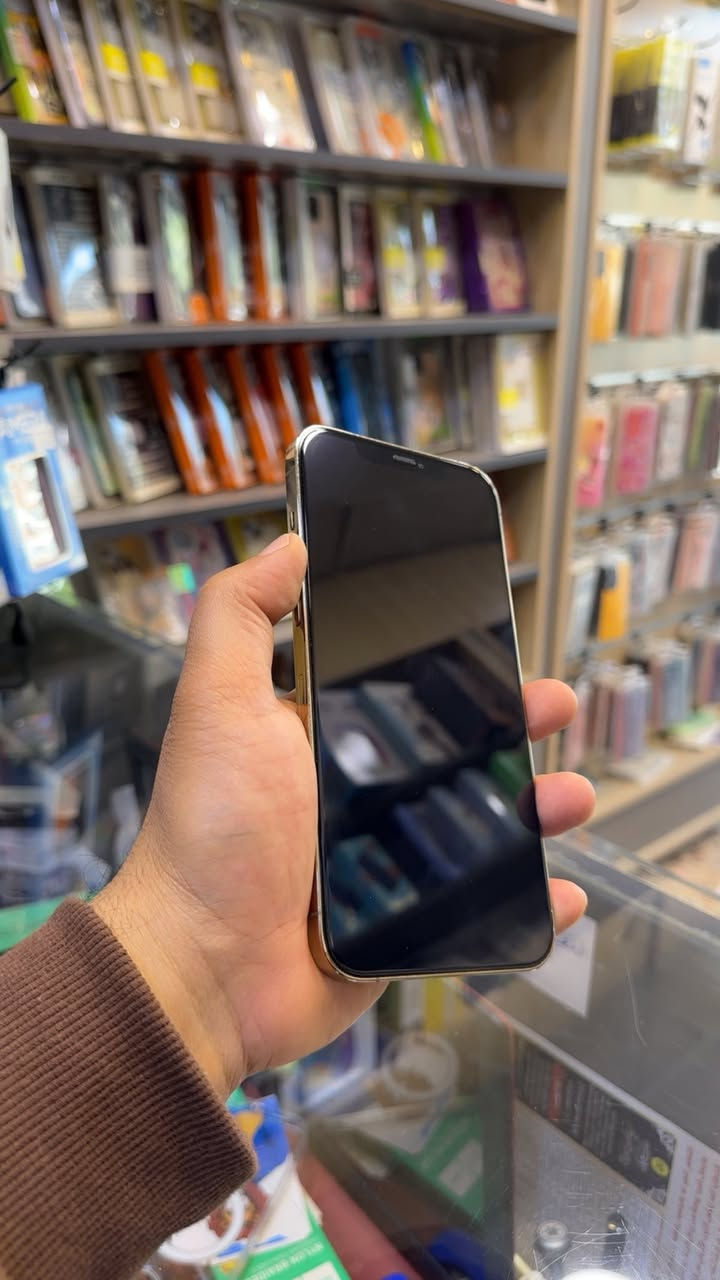 السلام عليكم 12 برو ماكس ذاكرة 256
مو امريكي يعني مو باله الجهاز نظيف كلش 
لون ذهبي بطارية 77 ممبدلة ولا مرفوعة بلاد
السعر 450 ضمان محل 3 ايام 
هدية لاصق+درع شفاف
مكاني البنوك شارع الجسر
ممتواجد فيس ***********
