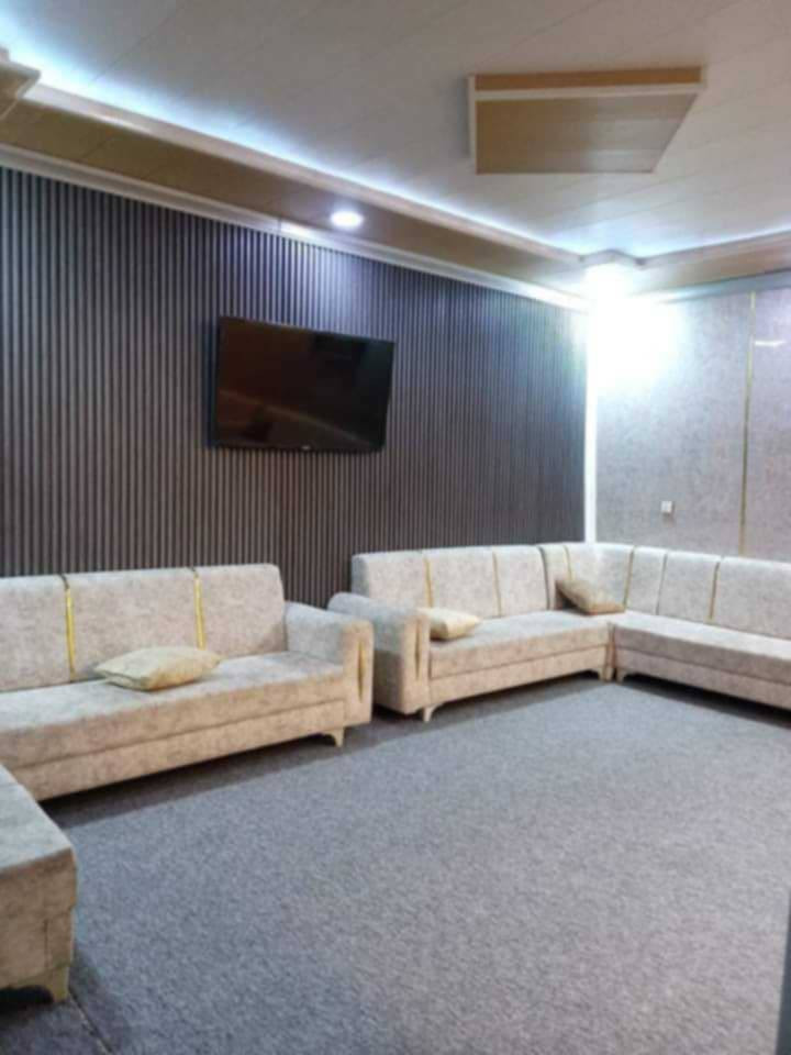 سلام عليكم 
دار للبيع المساحة 200 م قطاع 23 حي ميسان شارع 12 متر قرب شارع الجامع 
الدار طابقين مسلح كونكريت 
الطابق الأول غرفة واستقبال وصاله ومطبخ وحديقة وحمامات خارجية وداخلية وكراج سيارة 
الطابق الثاني اربع غرف نوم وصالة 
السعر 200 مليون دينار 
 ملاحضه البيت مامصور كامل اكو بعد غرف *********** ابو رياض
