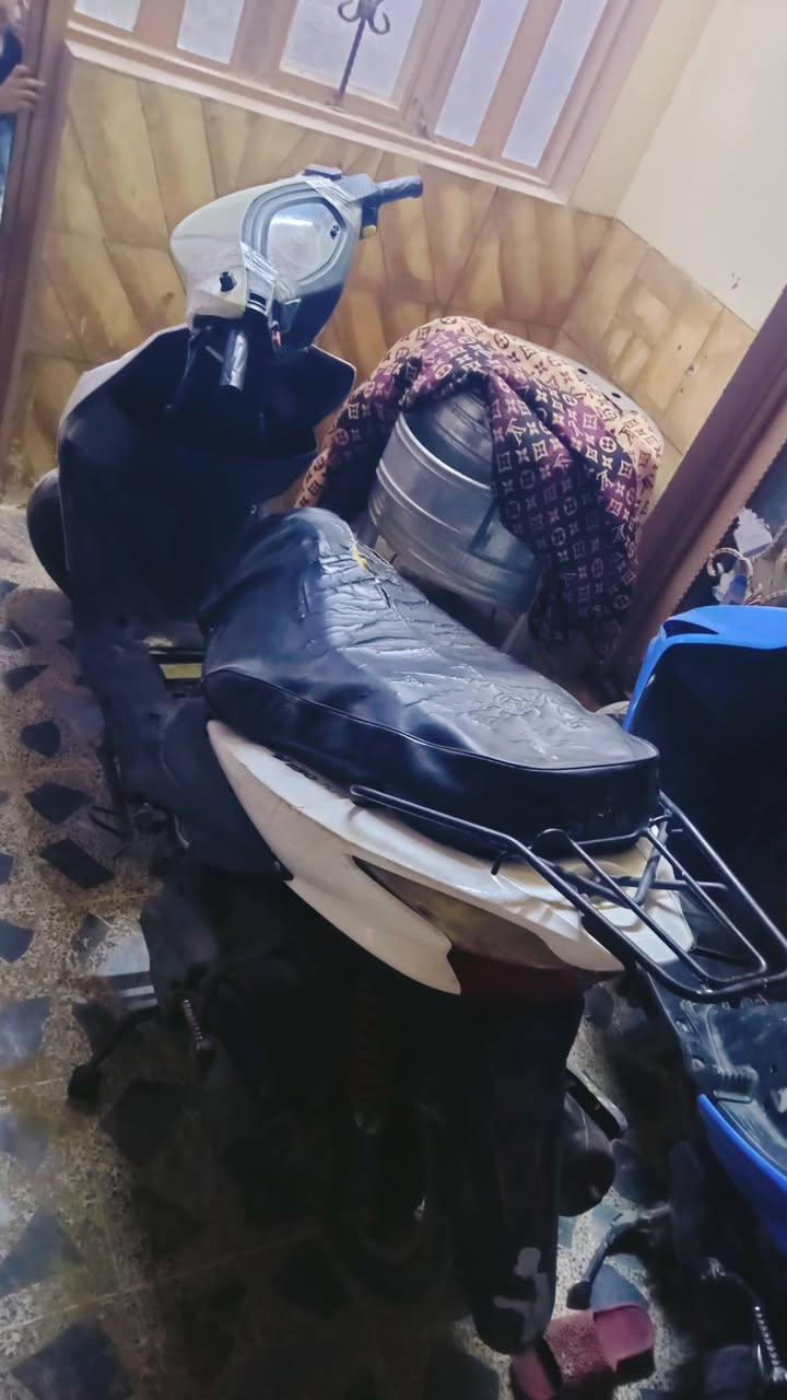 السلام عليكم
للبيع دراجه صيني أني مخليله محرك مال فراشه فضائي محرك جديد توه مشدود شرط بطن المحرك ذهبي دراجه خير من الله تغير مكان شغلي بعد ما اعتازه 
الدراجه مشي شلعه كلش حلوه بك لايت لايت شغال دراجه هندر واحد تشتغل أني ماعندي فرغه اسوي كماليات اله رايده
300 الشراي يتواصل وياي على الفيس او 
واتساب هذا رقمي *********** بيه مجال حك الجيه لشراي  مكاني نجف الاشرف براكيه
