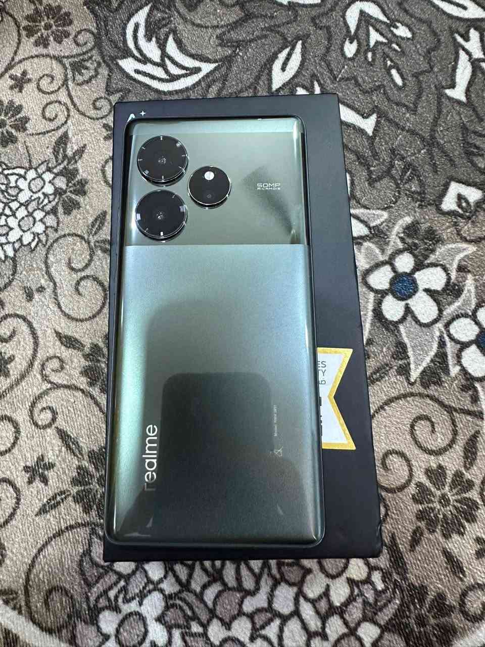ريلمي جي تي 6 تي • المعالج: Qualcomm Snapdragon 7+ Gen 3 بدقة تصنيع 4 نانومتر (معالج قوي جداً يقدم أداءً قريباً من الفئات الرائدة).
• معالج الرسوميات: Adreno 732.
• الذاكرة العشوائية (RAM):12 جيجابايت (من نوع LPDDR5X).
• ذاكرة التخزين: 512 جيجابايت (UFS 3.5) أو 256 / 512 جيجابايت (من النوع الأسرع UFS 4.0). الهاتف لا يدعم تركيب كارت ذاكرة خارجي.
2. الشاشة
• النوع: LTPO AMOLED بحجم 6.78 بوصة.
• معدل التحديث: 120 هرتز (ديناميكي يتغير من 1 إلى 120 لتوفير الطاقة).
• السطوع: يصل إلى رقم قياسي يبلغ 6000 شمعة (في ذروة السطوع لضمان رؤية ممتازة تحت أشعة الشمس المباشرة).
• الحماية: طبقة زجاج Corning Gorilla Glass Victus 2.
3. الكاميرات
• الكاميرا الخلفية (مزدوجة):
• الرئيسية: 50 ميجابكسل بمستشعر من سوني (Sony LYT-600) تدعم المثبت البصري OIS.
• الزاوية الواسعة: 8 ميجابكسل (Ultra-wide).
• الكاميرا الأمامية: 32 ميجابكسل لعشاق السيلفي.
4. البطارية والشحن
• البطارية: بسعة ضخمة تصل إلى 5500 مللي أمبير.
• سرعة الشحن: يدعم الشحن السريع الخارق بقوة 120 واط (يشحن نصف البطارية في دقائق معدودة).
5. ميزات إضافية
• نظام التشغيل: Android 14 مع واجهة Realme UI 5.0.
• الصوت: سماعات ستيريو مزدوجة (Stereo Speakers).
• مقاومة الماء والغبار: بمعيار IP65 (مقاوم لرزاذ الماء والغبار).
• نظام التبريد: يحتوي على غرفة تبريد بخارية ضخمة لتقليل الحرارة أثناء الألعاب الثقيلة.
هل تفكر في شراء هذا الهاتف وتبحث عن تقييم لأدائه في الألعاب، أم ترغب في مقارنته بهاتف آخر في نفس الفئة السعرية؟ السعر 425 مكاني الديوانيه


**إذا كنت صاحب هذا الإعلان وتريد حذفه لأي سبب، رجاءا أرسل رسالة إلى الدعم الفني**