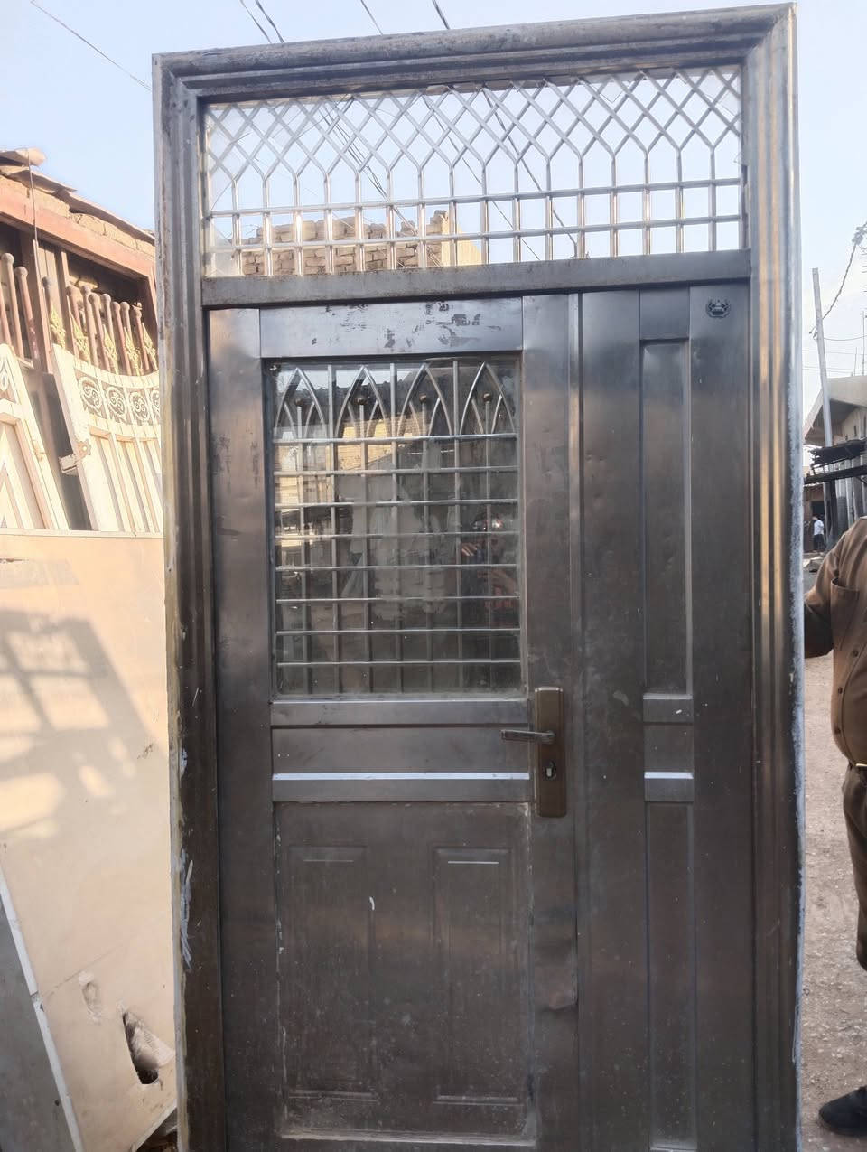 باب قاصه للبيع استيل ثقيل درجه اولى
عرض متر و 30 سانتيم 
ورتفاع مترين ونص 
***********
