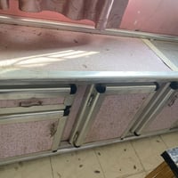 كاونتر للبيع طوله مترتين نضيف  كلشي مابي بس يرادله غسل وكم يده  سعر 50...