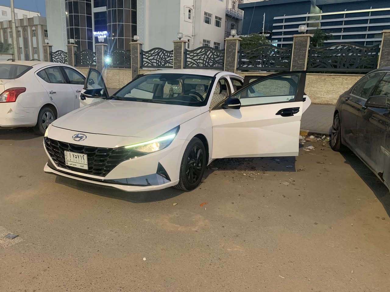 السلام عليكم ورحمة الله وبركاته
النترا 2023 وارد امريكي حادثها قطعتين 

وبيها اشكم رصعه كلش خفية بل قمارة 

السيارة جديدة على وضع الشركة ماشية 31 ألف
بصمة وتشغيل عن بعد 
بصمة أبواب 
قيادة ذاتية 
كامرا دوارة
وبيها رادارات 
التبريد بيانو 
بعد اهواي مواصفات 

رقمها نجف وبأسمنا السيارة 

الرقم :***********
