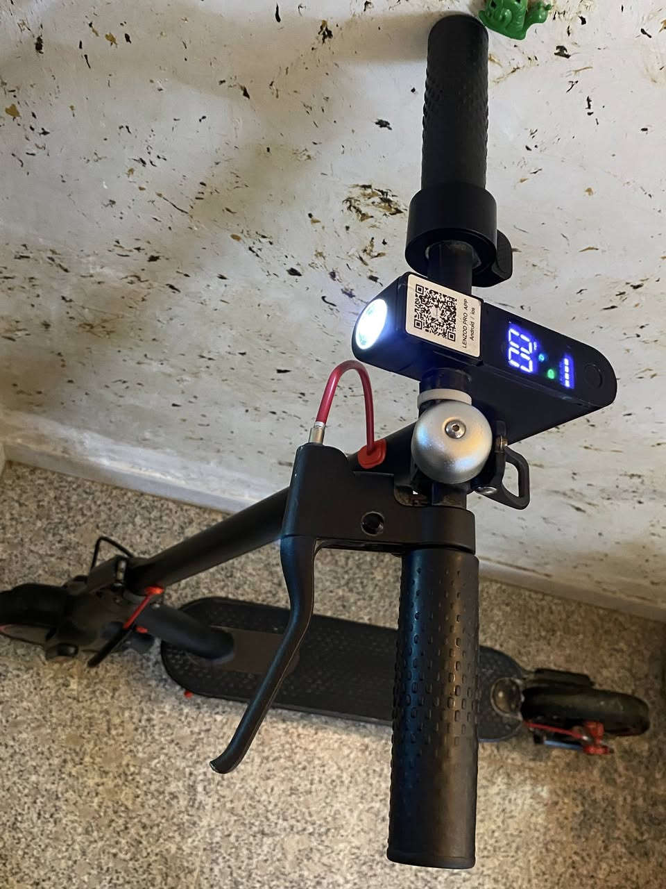 السلام عليكم

سكوتر كهربائي  Lanzod pro مستعمل للبيع 
٣ سرع 
ايكو 
درايف 
سبورت 
سرعته ٥٥ كم  بطاريه ليثيوم 
كلوب لد 
بريك شغال وبحاله جيده السكوتر 
شاحنته موجودة 
السعر ٢٠٠ الف دينار وبي مجال
مكاني بغداد / الدوره 

م / ***********
