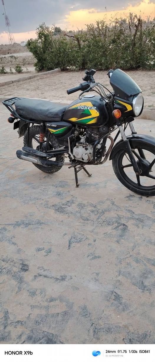 دراجه بوكسر كلاسك  21 اوراق اصولي مكينه نضيفه لا تبخير لا تنقيص قبل شهر مجفته كامل كهربائيات كلها شغاله دراجه جاهزه اوراقها كامله ما ناقصها اي شي السعر 900 وبيها مجال للشراي للاستفسار الاتصال على الرقم *********** مكاني دوايه
