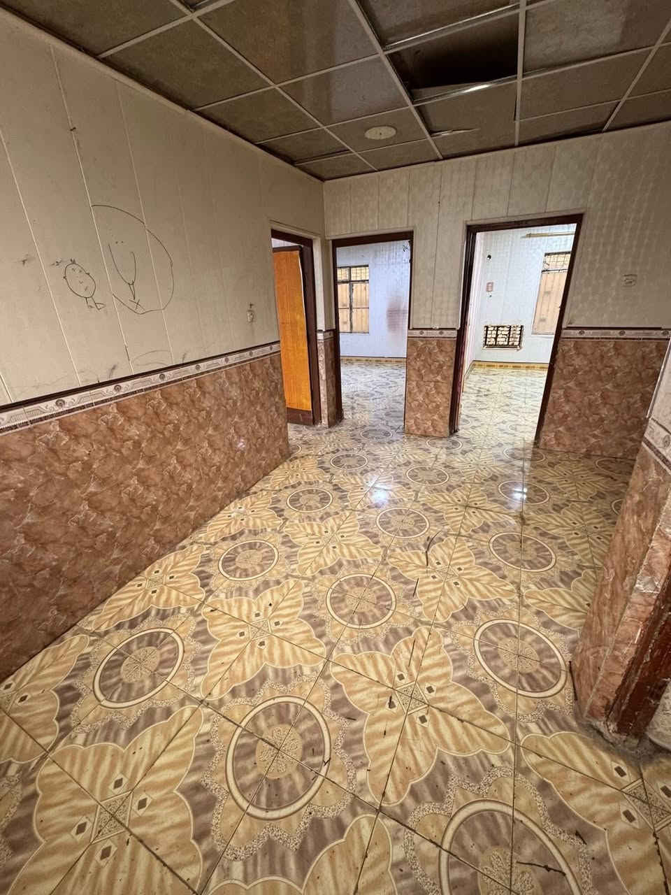 للايجــــــــــــار ✅
.
بيت طابقين للايجار في الجمعيات مساحه 210 متر 
.

مواصفات البيت  / 
.
خمس غرف منام ، صاله ، مطبخ ، استقبال، صحيات عدد 3
حديقه ، كراج 
.
سعر الايجار 900 الف قفل  
.
✅ الذهبي للاستثمار العقاري ✅

#مجــــــاز_قانــــــــونيــاً
—————————————
#ملاحظه لعملائنا الكرام يتوفر لدينا عروض عقاريه بيوت للبيع والايجار في كافة مناطق محافظة البصره كذلك يتوفر لدينا بنايات تجاريه للبيع في مناطق ممتازه بوارد شهري ممتاز 
‏‌‎ للمعلومات اكثر التواصل على الارقام الموضحه او زيارة
الموقع 
البصره_ شارع عام حي الزهراء _ قرب مستشفى النفط
***********
***********
