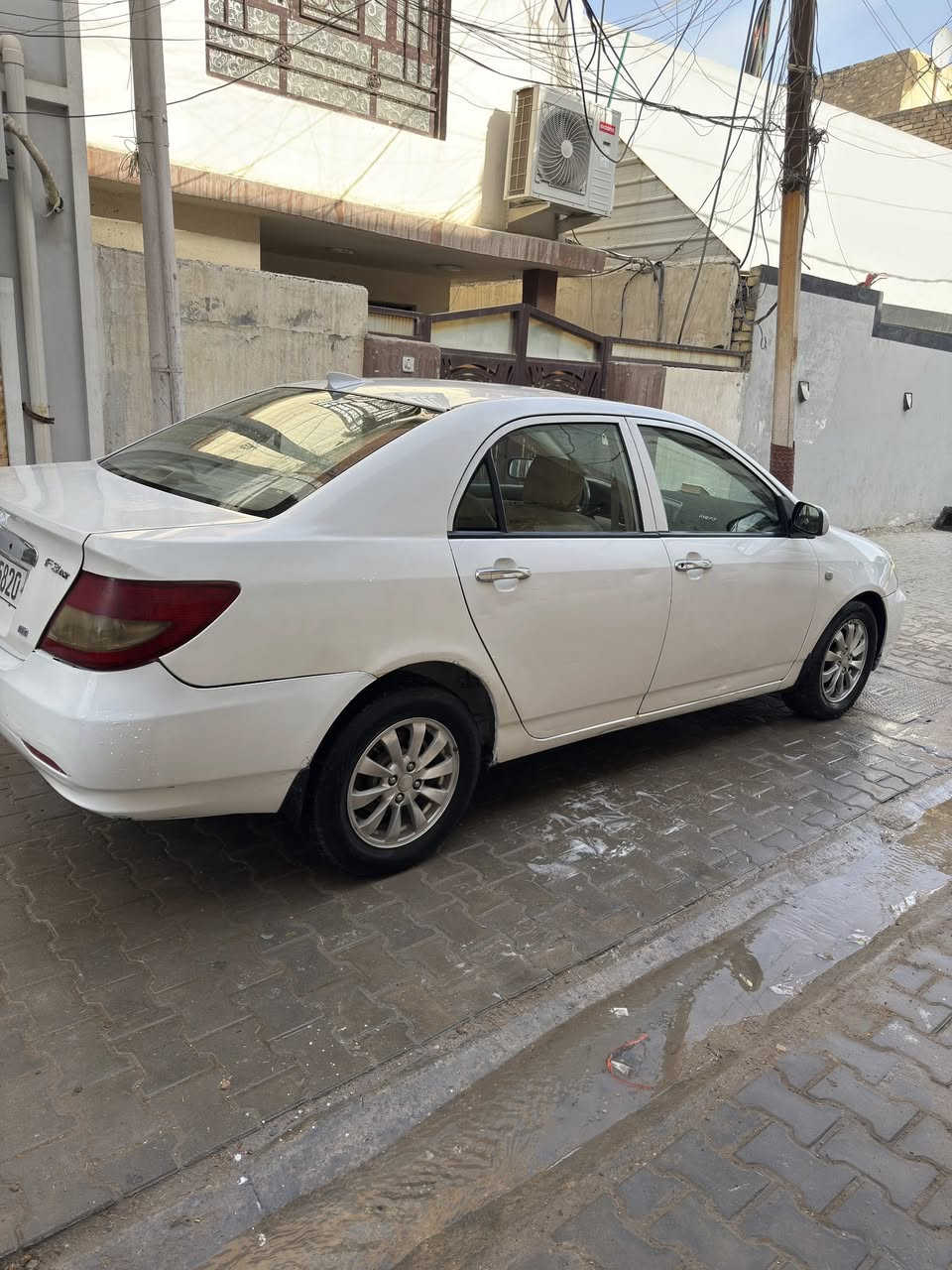 السلام عليكم بي وايدي F3 موديل ٢٠١٢ للبيع سيارة كاملة من كلشي كير محرك بلادي مكينه لانسر ياباني تبريد كهربائيات كلها كاملة مابيها نقص السيارة باسمي رقم بغداد عارضها ب ٦٧ وبيها مجال ***********
