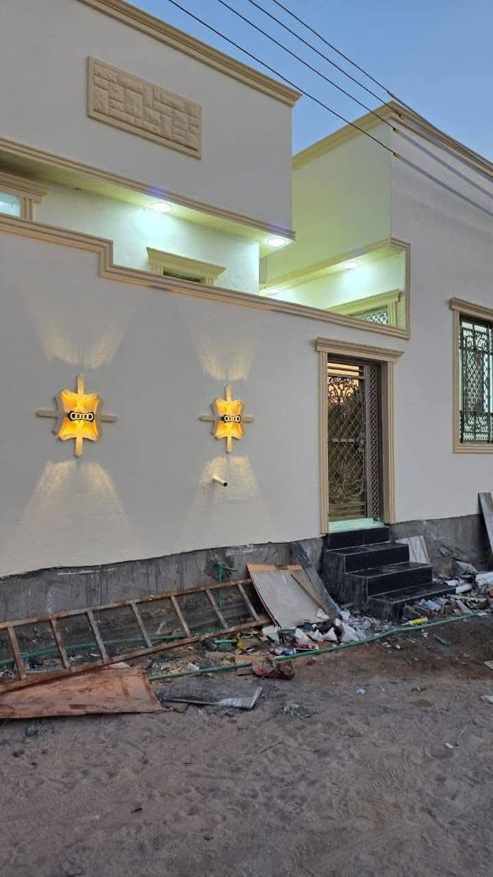 واسعد الله اوقاتكم بكل خير احبتي 
***********
يتوفر دار سكن للبيع 

المساحه لكليه 100 متر مربع 

نوع العقار طابو زراعي عراقي 

سند ٢٥ ول مالك عراقي تتكاتب ويا ابوالطابو مباشرتاً

يتكون من غرف نوم عدد 2
استقبال 
صاله
مطبخ 
 مجمع صحيات داخليه وخارجيه 

البيت كامل من جميع الملحقاته 

بناء جديد 2025

فارق جاهزة للسكن تستلم بيتك عند المكتبة مباشر 

العنوان البصرة قضاء ابي الخصيب 

ابو كوصره قرب مدرسه الفتكار 

تبعد مسافة عن شارع ابو كوصره 100 متر 

منطقة روعه جميع الخدمات ماي كهرباء شارع 10 متر 

السعر  65وبي مجال

للاستفسار لاتصال***********
