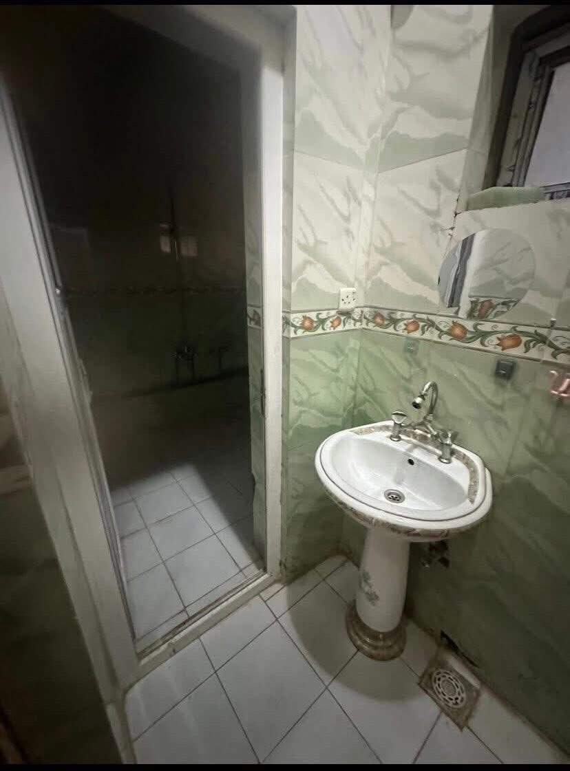 سلام عليكم يوجد ايجار شقة للايجار في حي الحسين غرف ٢نوم صالة هول مطبخ صحيات معزول
السعر الايجار ٤٥٠ الف دينار 
الاستفسار عل الرقم *********** 
مكتب عقارات 🏡 الزيتون 
العنوان المكتب الزيتون شارع60 مدخل حي الحسين الكرامة الشارع مقابل مدينة حمورابي  مقابل ستوديو مصور دبي مقابل صيدلية نارنج
