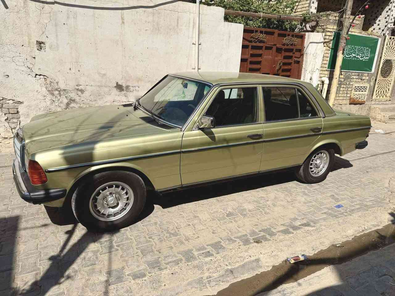 السلام عليكم للبيع مارسدس مرور موديل 84 سيارة جديدة معمرة تعمير درجة اولى بدون قطره معجون كلها بلاديه كير محرك تبريد شغال كهربائيات شغالة 
مكينة 6 سلندر 280 داوخل جديدة سلايت شغال 
السعر 85 وبيها مجال 
***********
