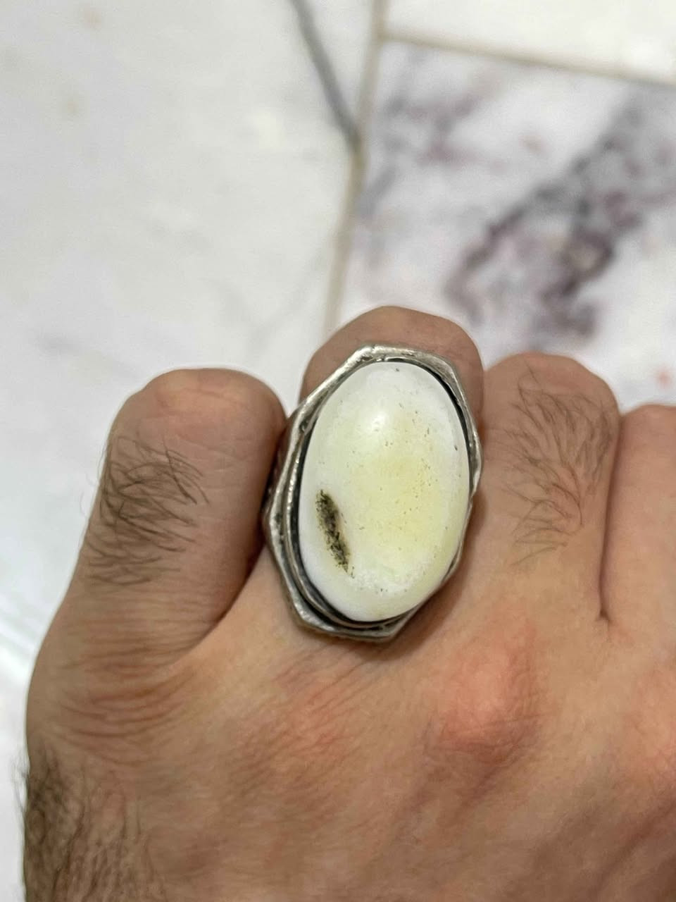 💍 محبس فضة إيرانية أصلي بتصميم تراثي أنيق
السعر 40 الف والتوصيل مجاني

 مرصع بحجر أبيض طبيعي بيضاوي يتميز بعروق طبيعية فريدة تضفي عليه طابعاً مميزاً لا يتكرر. صناعة متينة ونقوش جانبية جميلة تعكس فخامة وأناقة الخاتم، مناسب للاستخدام اليومي ولعشاق المحابس الكلاسيكية والتراثية.

✨ المواصفات:

فضة إيرانية.

حجر أبيض طبيعي بعروق مميزة.

تصميم رجالي فاخر.

نقش جانبي أنيق وتشطيب متقن.

قطعة مميزة تناسب الاقتناء أو الإهداء. بغداد, العراق


**إذا كنت صاحب هذا الإعلان وتريد حذفه لأي سبب، رجاءا أرسل رسالة إلى الدعم الفني**