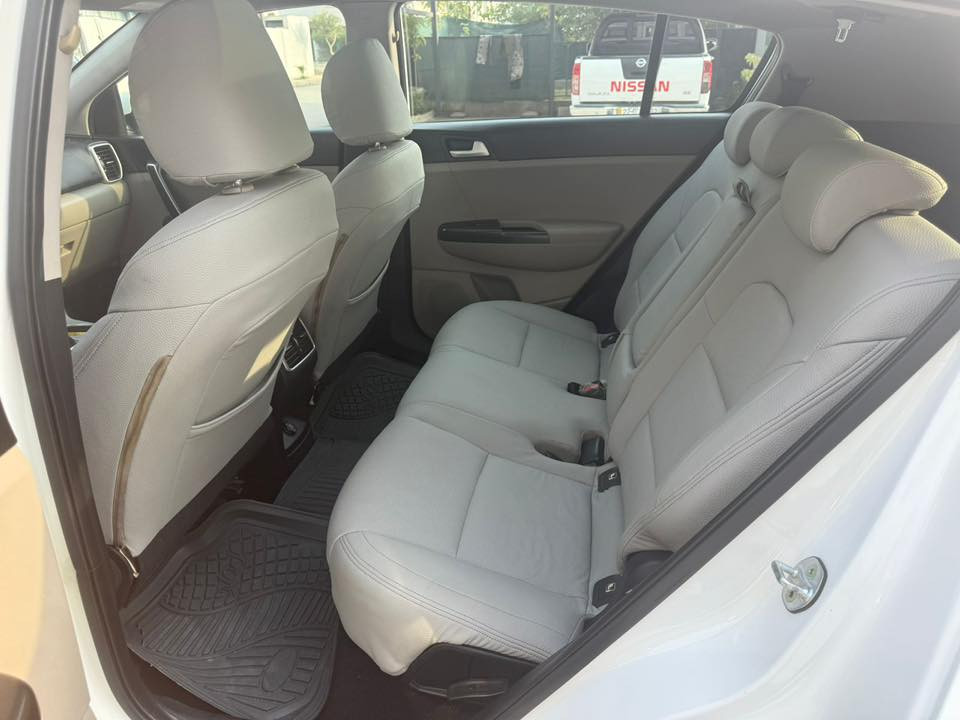 السلام عليكم 
كيا سبورتج موديل ٢٠١٩ 
خليجي مكفوله من الصبغ والضربه والبارد 
ماشي ١٥٠ مواصفات فول بانوراما بصمه عمل السيارة جديده بمعنى الكلمه رقم اربيل السنوية ورقم وهزه جديده السعر ١٨٨ ورقه للاتصال *********** موجوده بالاعظميه او في اربيل داخل جلد
