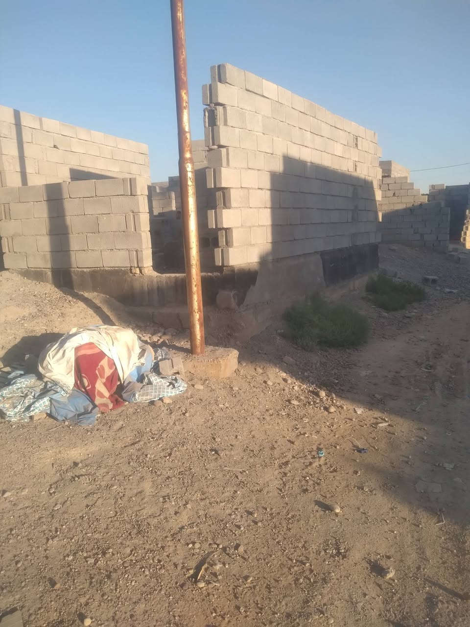 بيت البيع هيكل مبني عل نص واصل كهرباء ومي يتكون من غرفتين وصالة ومطبخ وحمام وستقبال الي يريد يتصل على هاذا رقم ***********
