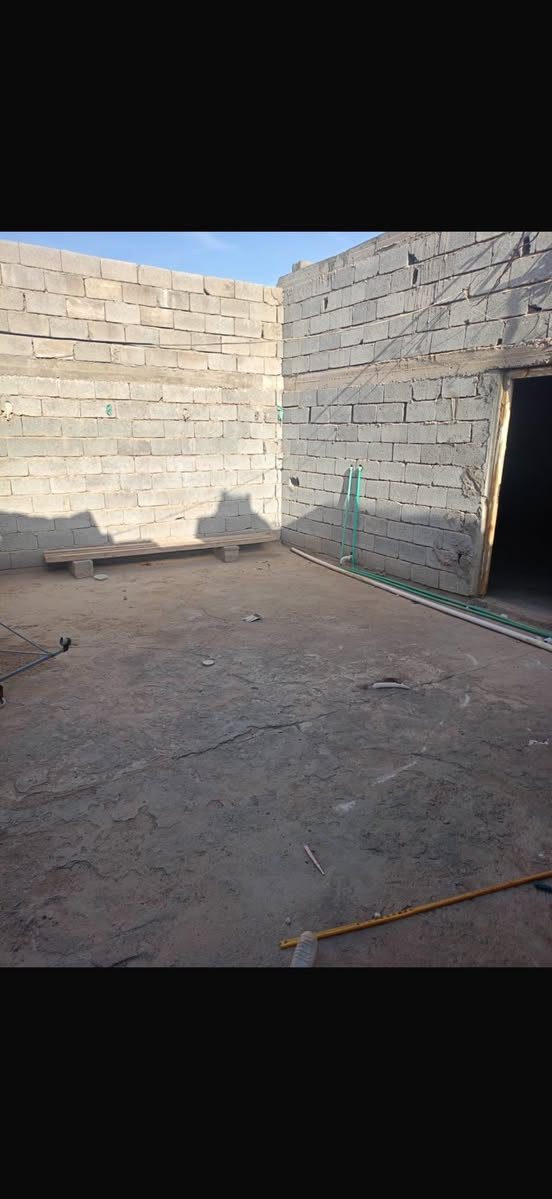 ٱلْسَلآإمّ عَلْيّكَمُ وَرَحَمُةٌ ٱلّلـھٌ ༅
بيت تابع للبلديه
مساحته 200 متر يحتوي على غرفتان كبيرتان مسلح

وحمام مشترك. داخلي وتواليت خارجي 

وبيه صاله واستقبال ومطبخ فقط بدون سقف

والشارع كصوه وموقعه مناسب بعويسيان قرب السوق  سعره 22 مليون وبيه مجال للشراي 

***********
