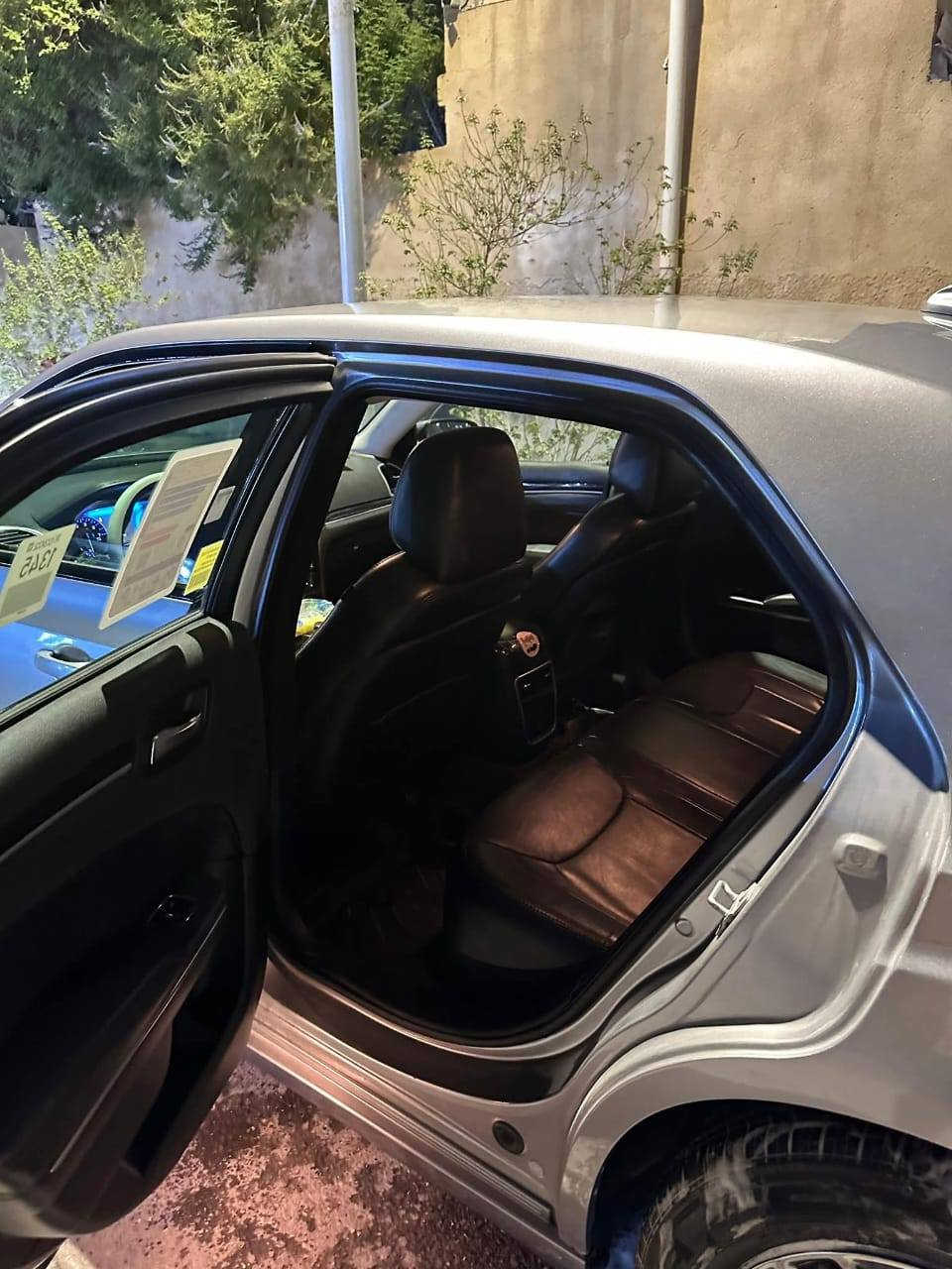 السلام عليكم للبيع اوباما اصل ١٦ معلايه ٢٣ تحويل ثاني يوم رقم بصره سياره وارد كندي مامشتغله ع خط ابد  جديده سيارة بيها تبديل  باب ومدكر وبنيد مبدل بأمريكا وبيه رشات صبغ كلير هم من أمريكا تخم تاير بيها جديد وحداديه جديده نص مواصفات حيل جديده السياره ترايك لزاخو لايت زنون تبريد ثلج  دواخل جديده ع بلاد السيارة استخدام شخصي كلش جديده
السعر 190 وبيه مجال
رقم *********** العنوان البصرة الزبير الزبير, البصرة
