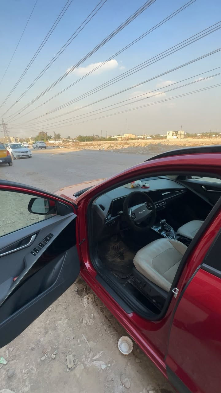 كيا نيرو هايبرد
موديل ٢٠٢٣
حادث باب خلفي يمنة مصلح نفسة بدون ايرباك لغد شاصي بجم كلة مكفول بطاريات منضومة الهايبرد كلها مكفولة 
مواصفات 
بصمة شاشة كشنات جلد كشن السائق كهربائي رادار امام جانبي خلفي منافذ شحن تايب سي تدفئة بل كشنات تحكمات استيرن مود درايف اوامر صوتية السيارة جاهزة ع اكمل وجه وترايها شرط زيرو 
 السعر ١٦٥ بيها مجال مكانها بغداد الدورة هاتف ***********
