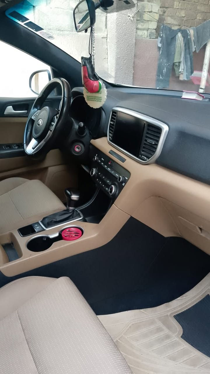 السلام عليكم 
سبورتج خليجي موديل ٢٠٢١ بيسك 
مكفوله من الصبغ بيها إماكن بارد جدا صغيره 
كير محرك مكفول 
تخم تاير جديد قبل شهرين شاده
والسونار مرفق مع الصور 
السياره جدا نظيفه عليها ادامه من كل شي 
واستخدام شخصي 
ماشيه ١١٦ الف 
صيانتها كلها بشركه موبز بالمنصور حتى دفتر صيانه بيها 
تبديل دهن بالشركه 
مكانها المنصور
السعر / ١٩٨ ورقه بيها مجال بسيط جدا
للاستفسار ***********
