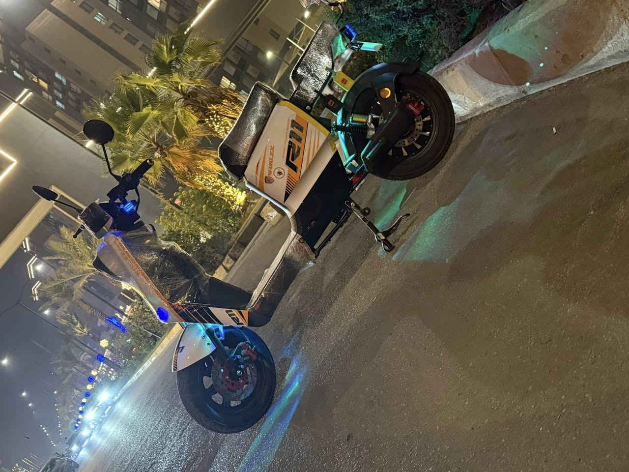 السلام عليكم دراجه شحن للبيع نوعR11 موديل  2025 فول موصفات بطاريات نضيفه دراجه نضيفه صارلي أسبوعين من مآخذها السعر 650  او بيه مجال رقم الهاتف ***********  عنوان بغداد
