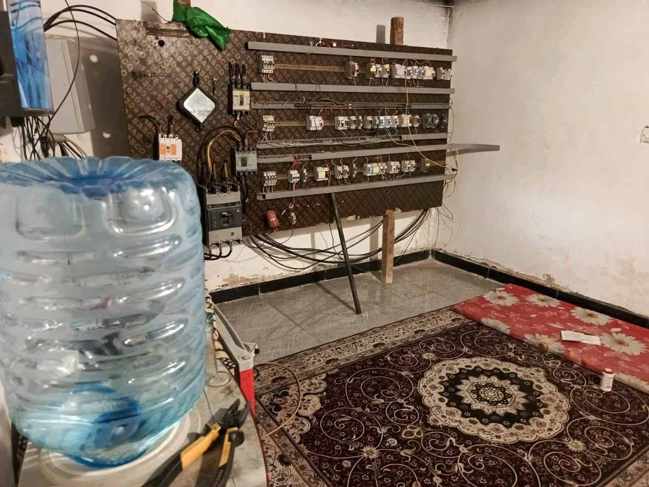 السلام عليكم
يوجد موقع للبيع 
تجاري 
يحتوي الموقع ع مولدات اثنين
1- مولد اشتاير 24 راس توليد 350 طبكه جديده
2- مولد اسكانيا 124 بدون راس توليد 
3- تانكي ابو10الاف وتانكي 1000
الحمل 600 امبير قابل للزياده 
الموقع مقابيل بسماية 
السعر 375 ورقة وبيه مجال 
‏‪***********‬‏
