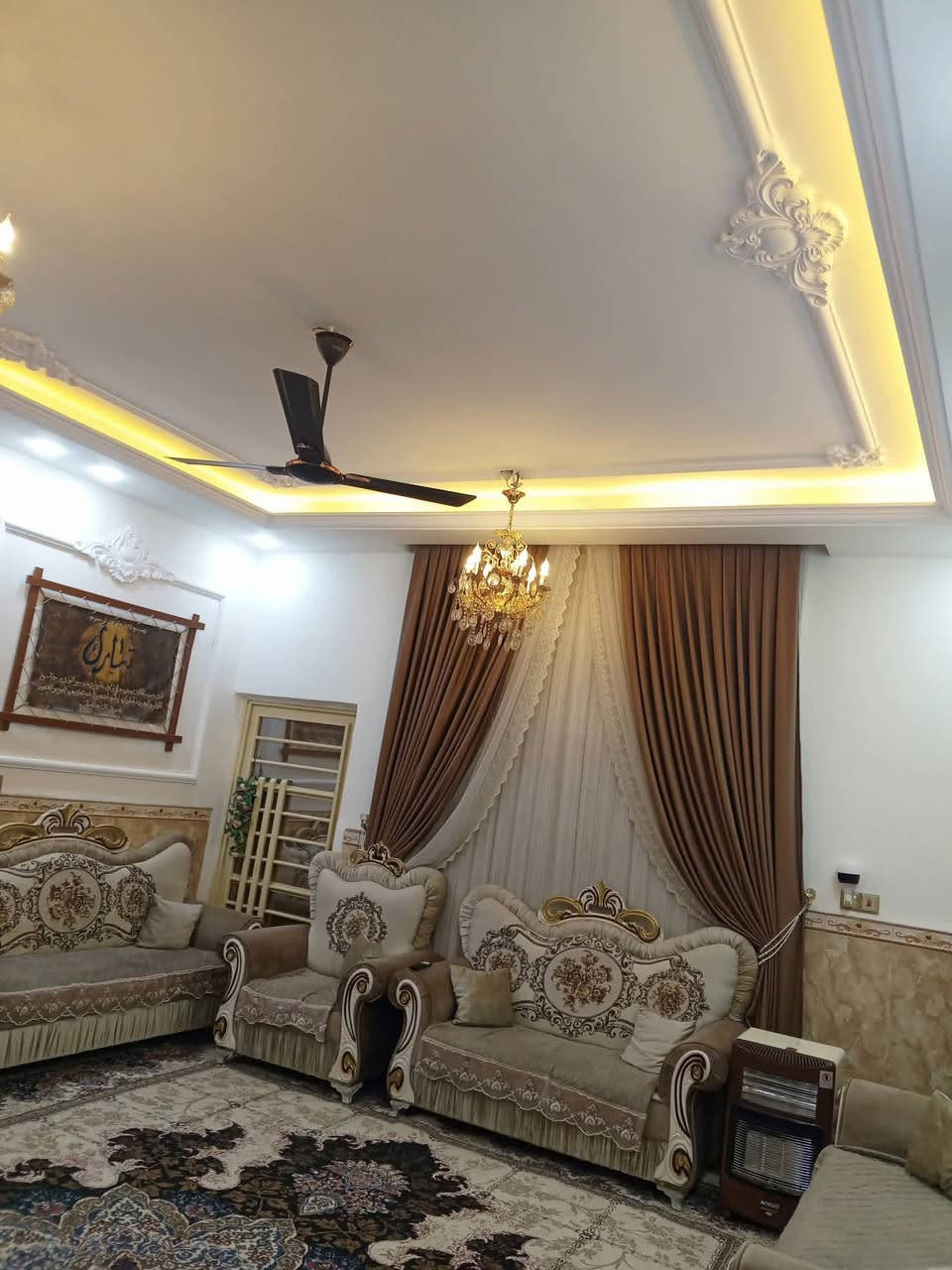 بيت للبيع في حي الامام الرضا مساحة ٢٢٠م طابقين خلف شارع ٣٠مقابل حديقة عامة قرب اسواق النخيل المساحة الفعلية ٢٨٥ م يحتوي على ست غرف نوم تفاصيل الطابق الاول استقبال ومطبخ وهول وغرفتين نوم وصحيات  والطابق الثاني يحتوي على اربع غرف نوم وهول وصحيات والسطح شتايكر وطرمة وحديقة جميلة بمساحة جيدة وتفاصيل اخرى البيت عائلي ومرتب وحديث للاستفسار الاتصال على الرقم ***********
