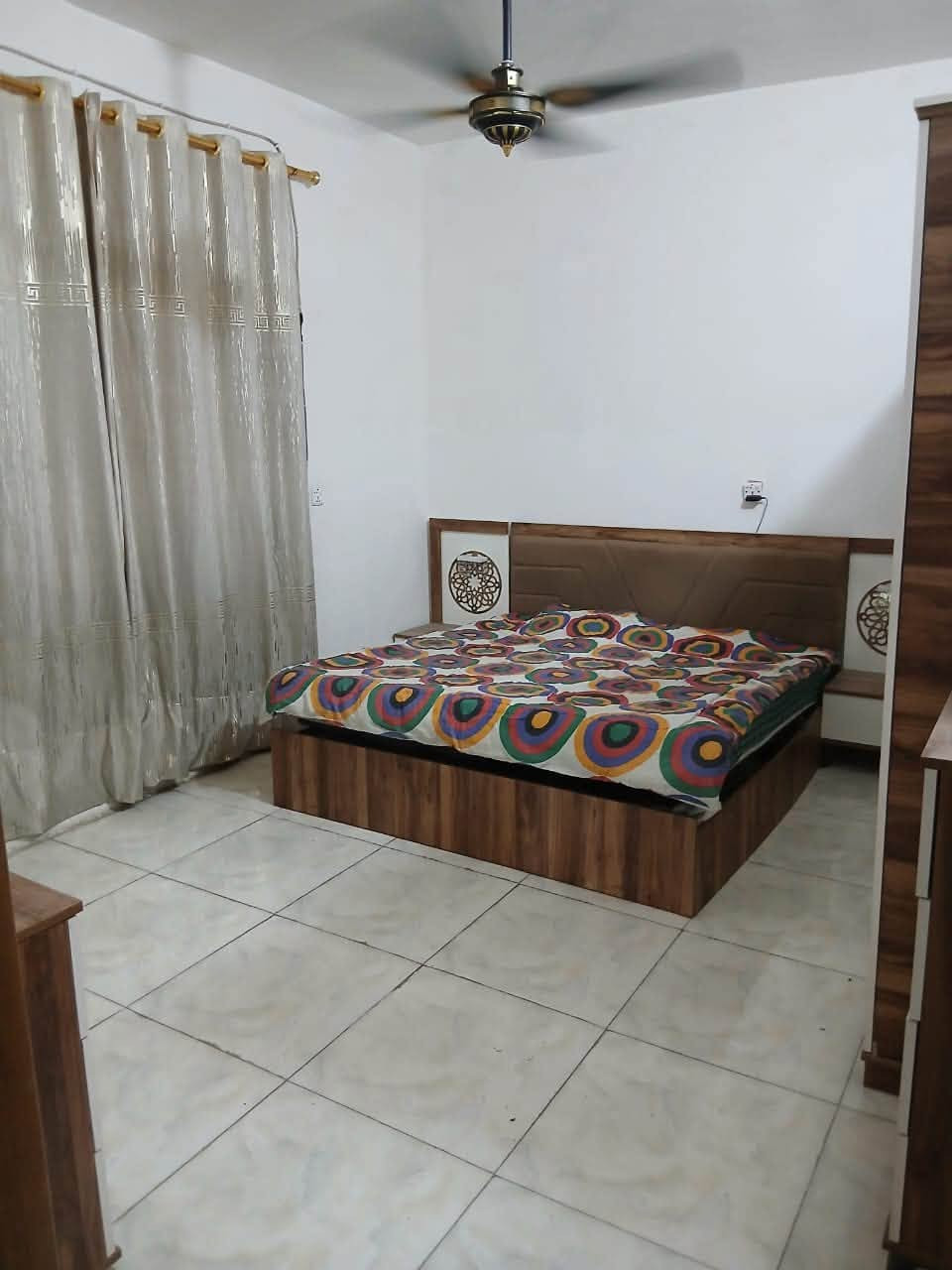 السلام عليكم 

بيت للبيع مساحة 100م الواجهة 5 النزال 20 بناء 

سنة 2022 الطابق الأول أستقبال +صالة + حمام + غرفة نوم 

الطابق الثاني غرف كبيرة عدد 2 +صالة 

 العنوان : البلديات شارع الحشد منطقة 3الأف 

السعر 335مليون 

للأستفسار ***********
