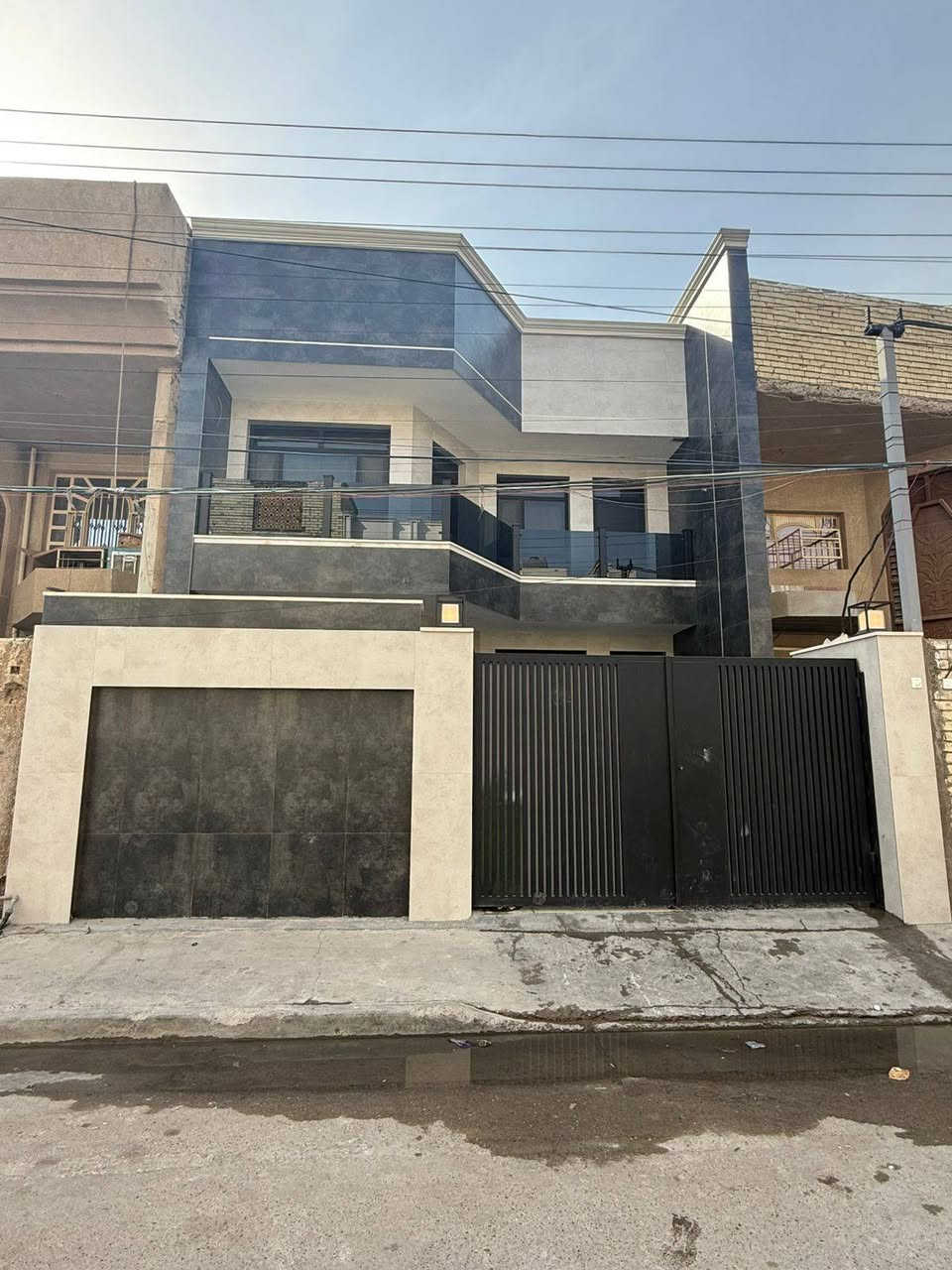 دار للبيع مساحه 150متر
واجه 7ونص نزال 20 
بيت فول موصفات
ديكورات داخليه
واجه بورسلين شغل تصفير درجه اولى 
يحتوي  على مدخلين
 4غرف نوم 
4 خدمات صحية 
مطبخ صاله كبيره وصاله صغيره 
سنه البناء 2014 محدث 2025 
بيت فول  درجه اولى
ديكورات لدات مخفيه 
موقعه حي الجهاد الحمدانيه سعره 380 وبي مجال 
للأستفسار أكثر اتصل *********** 
مكتب_عالم_العقارات
