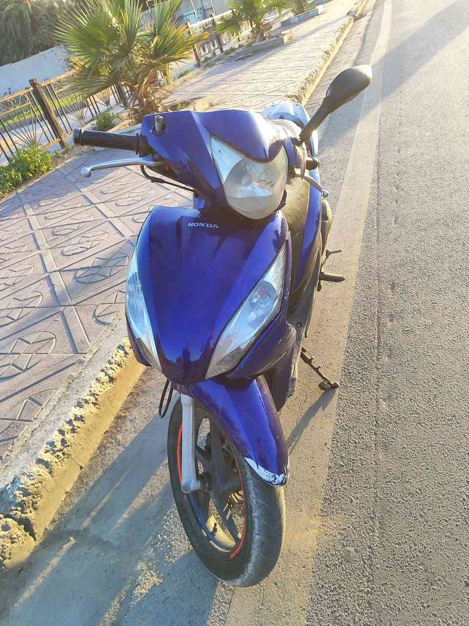 هوندا ياباني للبيع مكاني بغداد العطيفيه قرب جامع براثا سعر 450الف هاتف ***********
