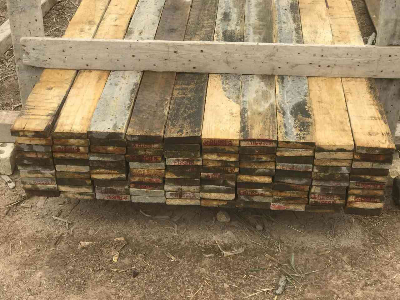 خشب للبيع لوح طول 4متر مكعب جديد +سير +مقاصير العدد الكلي مكعبين.   السعر مناسب  ‏‪***********‬‏
