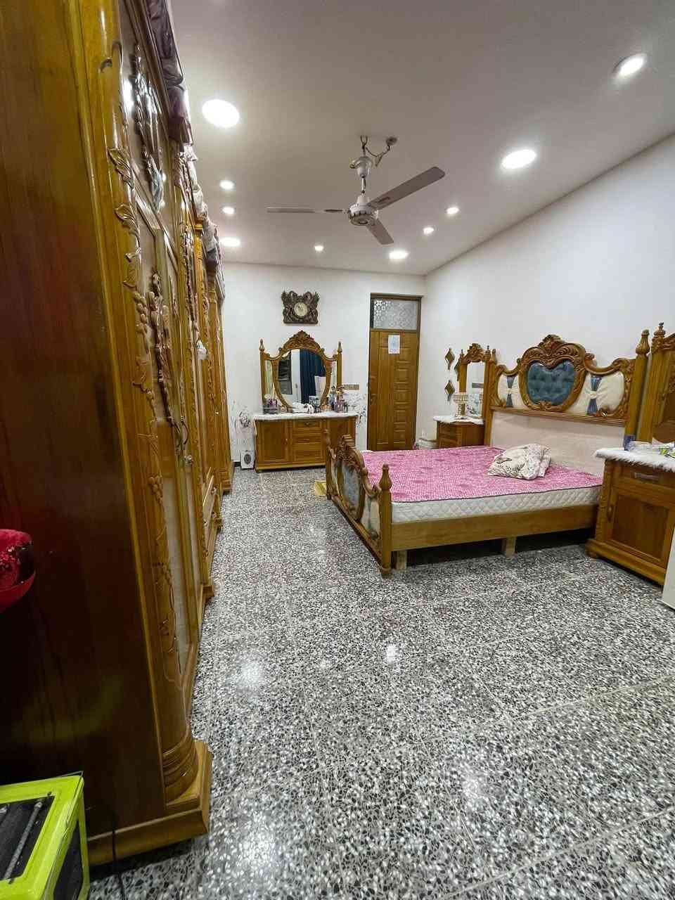 يا الله 
سلام عليكم
بيت  طابو زراعي سند 25
مساحه 155 
العنوان الشعله عبور العلوه مقابيل الدهله  ثاني بيت عن الشارع العام 
ماء مجاري كهرباء 
بناءً حديث درجه أوله واليجي يشوف البيت

 رفت عالي 80
كهرباء تاسيس بواري حديث 
كامل الخدمات 
يحتوي على 5 غرف نوم كبيره 
استقبال 
و صاله 
ومطبخ حار ومطبخ بارد
وحولي
وخدمات فوك وجوه كامله 

السعر 160 وبي مجال 

***********
بي واتساب
