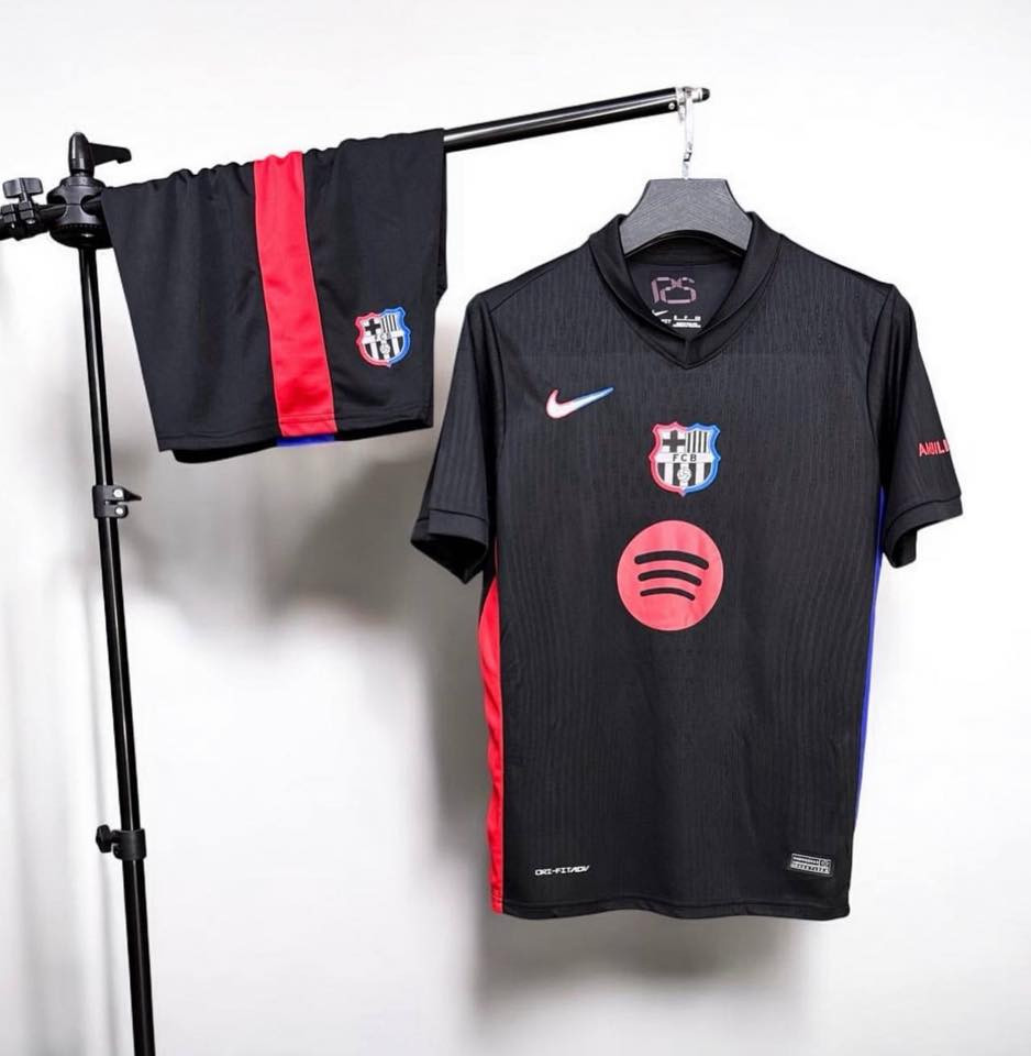 السلام عليكم 
دريسات عدد 255 قطعة تايلندي اصلي وبقياسات مختلفه 
اعدادهن متوزعه كل شعار كذا قطعة
مكانهن بغداد
السعر اقل من سعر الجملة 
سعر الدريس كامل مع الشورت ب 6 ونص 
للاستفسار واتساب 
***********
