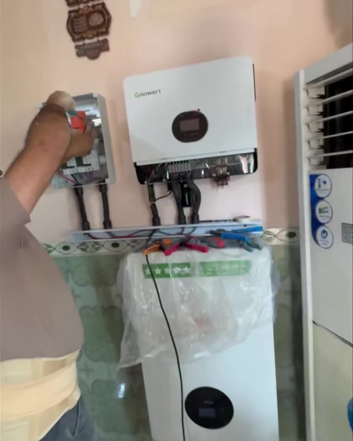 بأول أيام رمضان المبارك
تم بعون الله تنصيب منظومة طاقة شمسية في
📍 هور حسين – المسيب

🔋 مكونات المنظومة:
⚡ انفيتر Growatt بقدرة 6 كيلوواط
🔋 بطارية CS SUN ليثيوم – سعة 10 كيلوواط ساعة
☀️ عدد 8 ألواح شمسية عالية الكفاءة
🛠 هيكل ميكانو سماكة 2 ملم (تحمل ومتانة أعلى)

✅ كهرباء مستقرة
✅ تشغيل مريح للأحمال
✅ قابلية تطوير مستقبلية
✅ ضمان حقيقي وخدمة ما بعد البيع

📞 للحجز والاستفسار:
المحترف للطاقة المتجددة
📍 بابل – المسيب – طريق سدة الهندية
قرب محطة وقود الميقات
داخل مجمع النهرين للأجهزة الكهربائية
📱 ***********

#الطاقة_الشمسية
#المسيب
#هور_حسين
#Growatt
#CSSUN
#بطاريات_ليثيوم
#ألواح_شمسية
#هيكل_ميكانو
#المحترف_للطاقة_المتجددة
#وداعاً_للمولدة
#كهرباء_مستمرة
#رمضان_كريم
