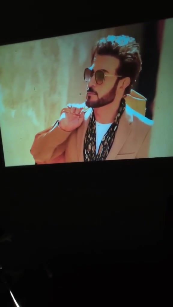 سعر البروجكتر 55 الف والتوصيل بلاش كل العراق
🎬✨ بروجكتور Full HD 1080P بدعم 4K مع ألوان زاهية وآمنة للعين 👀

يدور 180° لعرض المحتوى على أي سطح 🏠
مزود بسماعة Hi-Fi وBluetooth 🔊
منافذ HDMI، USB، AUX وتشغيل سريع ⚡️
تصحيح تلقائي وتركيز يدوي لصورة مثالية ⏱️
يدعم شاشة حتى 130 إنش 🎮🍿
حجمه صغير وسهل الحمل 19×8.5 سم 🎒بروجكتور بدقة Full HD 1080P
مع دعم فك تشفير 4K

يوفر جودة صورة مذهلة بفضل تقنية LED المتقدمة وطريقة الإضاءة الموحدة

يتميز بألوان زاهية وحيوية مع تقليل تأثير الضوء الأزرق والإضاءة المباشرة

آمنًا لصحة العينين، خاصة للأطفال

يأتي البروجكتور بميزة الدوران 180°

يسمح بعرض المحتوى على الجدران أو السقف أو الأرضية بسهولة ويمكن تحويل أي سطح إلى شاشة عرض سينمائية

مزود بسماعة Hi-Fi مدمجة بقوة 3 واط وتقنية Bluetooth 5.0

يحتوي على منفذ طاقة
يحتوي على منفذ HDMI
يحتوي على منفذ AUX للسماعات
يحتوي على منفذ USB
يحتوي على زر تشغيل/اطفاء

يتيح توصيل السماعات والأجهزة الصوتية الأخرى للحصول على تجربة صوت محيطية متميزة

يستخدم تقنية تصحيح الانحراف التلقائي والتركيز اليدوي للحصول على صورة مثالية في ثوانٍ

دعم شاشة عرض تصل إلى 130 إنش للاستمتاع بليالي سينمائية لا تُنسى أو جلسات ألعاب غامرة

الابعاد :الطول 19cm العرض 8.5cm


**إذا كنت صاحب هذا الإعلان وتريد حذفه لأي سبب، رجاءا أرسل رسالة إلى الدعم الفني**