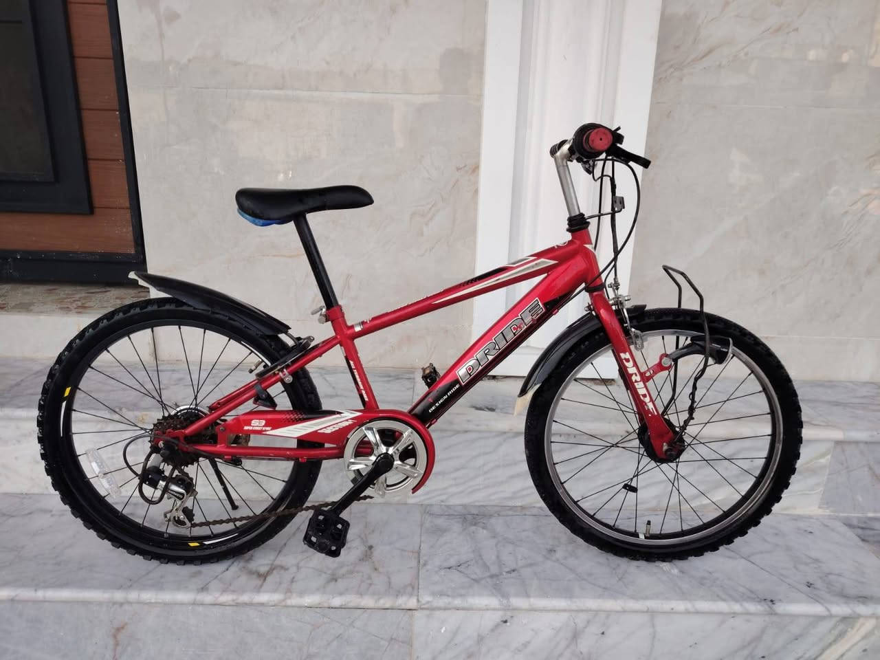 السلام عليكم ورحمة الله وبركاته
بيسكل موديل كيمو حجم ٢٢
باله ياباني النضافه فول وضع حاويه
ماركه ( DRIDE )
يده كير ٦ نمر شيمانو اصلي
حساس امامي ثلجي شغال 
السعر ( 100 الف)
لون ميمز احمر  مختم 
كشن اصلي ماركه تايرات بلادي
قفل خلفي اصلي شغال
عنوان المحل بغداد شارع الفلاح
هاتف *********** 
الاستفسار واتساب
